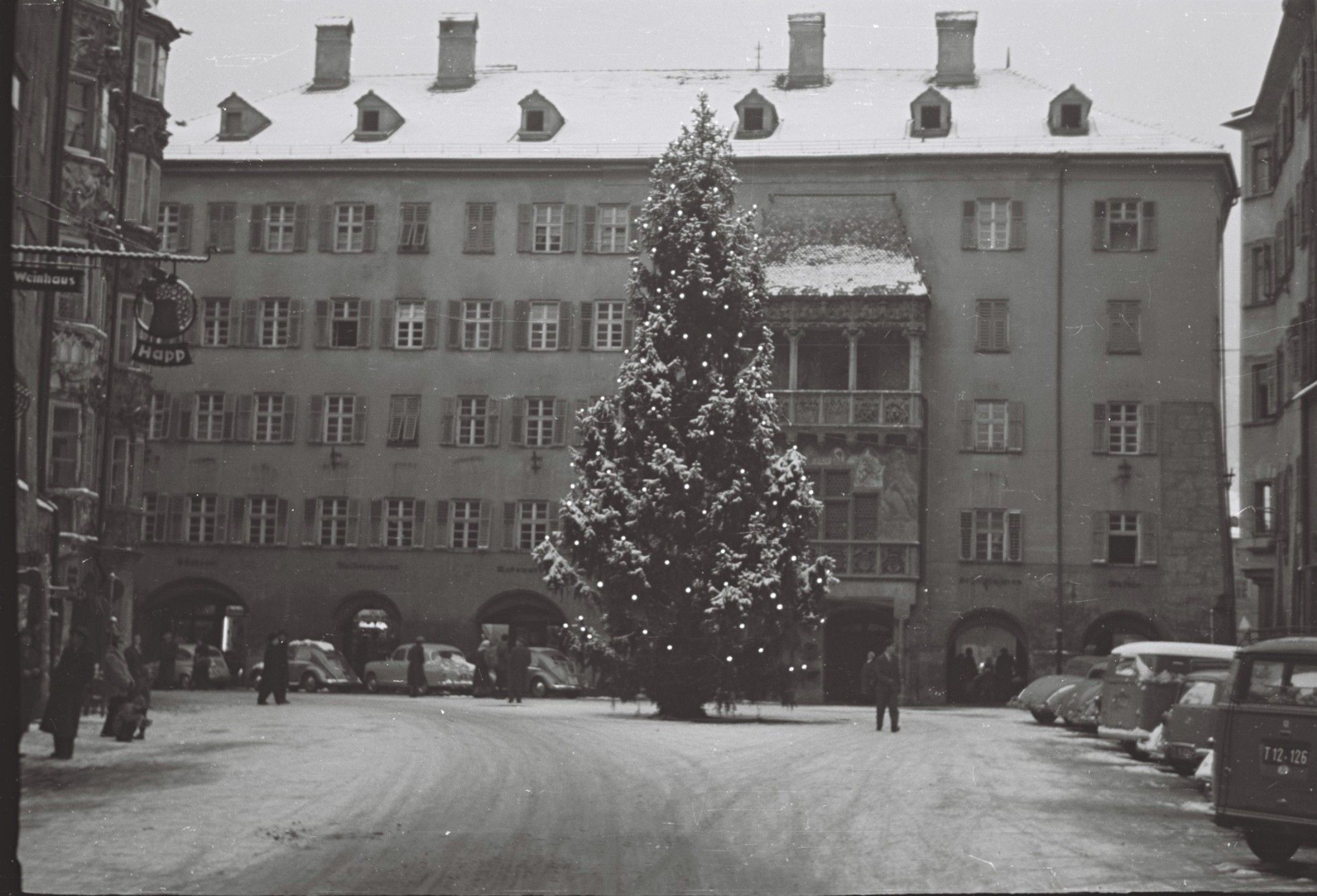 Seit Jahrzehnten sind die Innsbrucker Christbäume wichtiger Teil der Weihnachtszeit. (Aufnahme von 1966)