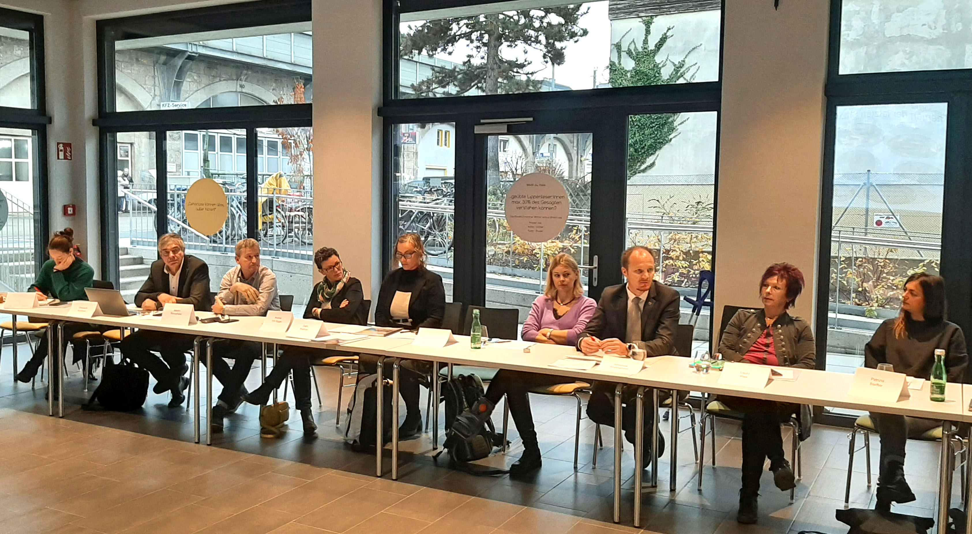 Landesrätin Eva Pawlata (m.), Vizebürgermeister Johannes Anzengruber (2. Bild, 3.v.r.), Stadträtin Christine Oppitz-Plörer (l.), Stadträtin Elisabeth Mayr (r.) und Referatsleiterin Uschi Klee (Referat Frauen und Generationen) (2.v.l.) erarbeiteten gemeinsam mit zahlreichen Kooperationspartnerinnen und Kooperationspartnern konkrete Maßnahmen und Konzepte, um Gewalt gegen Frauen zu verhindern und die Gesellschaft noch mehr für dieses wichtige Thema zu sensibilisieren. Bei dem runden Tisch im Gehörlosenzentrum Innsbruck wurde ein weiterer Fahrplan zu Präventionsarbeit und Gewaltschutz konkretisiert.