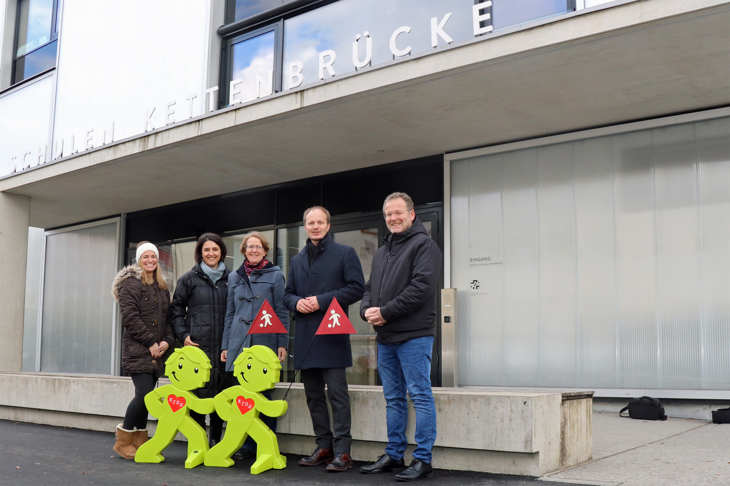 Vizebürgermeister Johannes Anzengruber und der Leiter des Amtes für Allgemeine Sicherheit, Klaus Feistmantl (r.) übergaben zwei StreetBuddies an die Direktorin der Volksschule Kettenbrücke, Alexandra Spielmann (3.v.r.). Auch die Vertreterinnen der Elterninitiative "Sicherer Schulweg" (l.) freuen sich über die leuchtenden Warnfiguren, die auf den stark befahrenen Straßen in unmittelbarer Nähe der Volksschule Kettenbrücke aufgestellt werden und sehen dies als Signal für weitere Initiativen im Zeichen der Sicherheit von Schulkindern. Der leuchtende „StreetBuddy“ soll auf ein angepasstes und vorsichtiges Fahrverhalten im Bereich von Schulen, Kindergärten und Spielplätzen hinweisen.