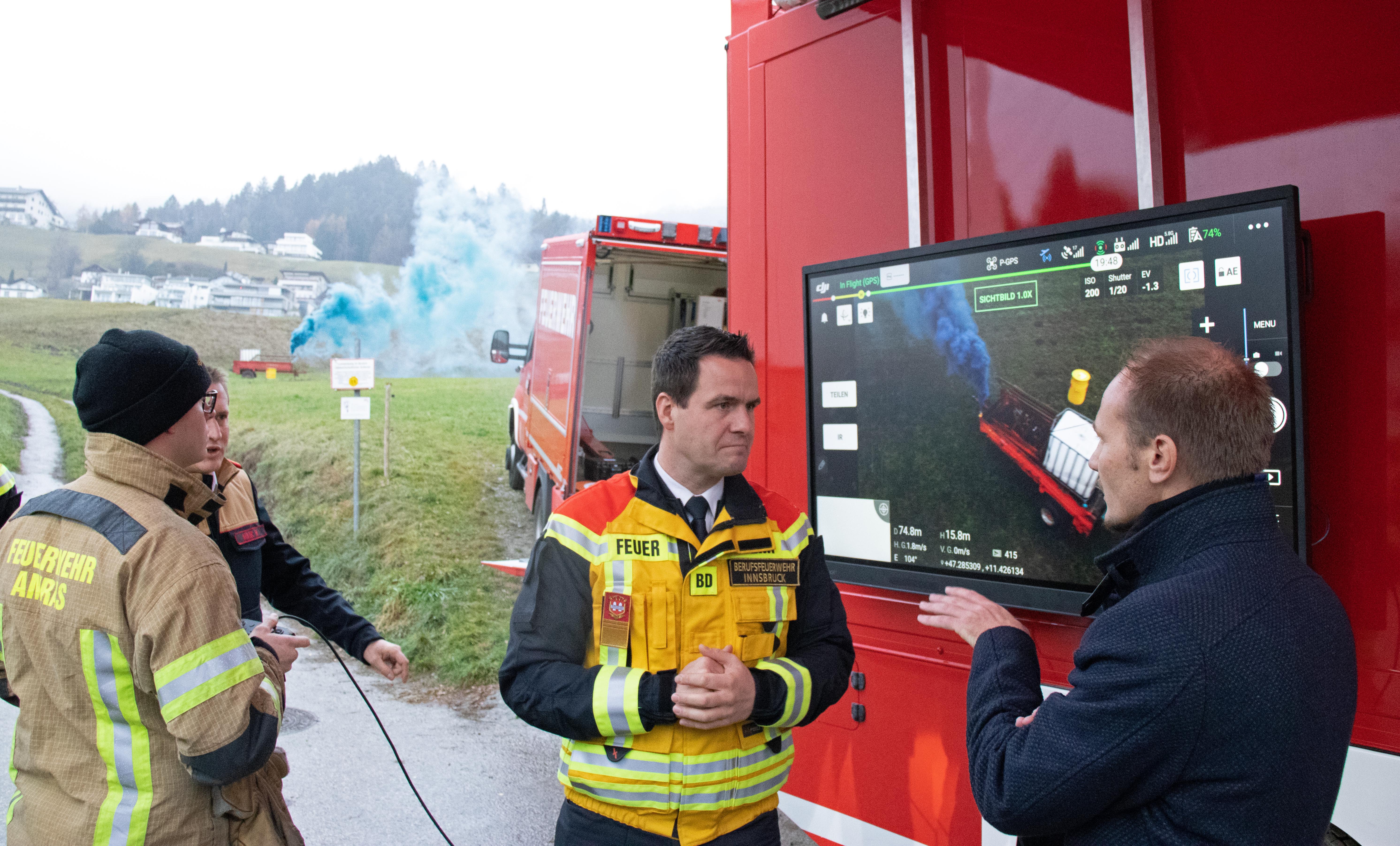 Branddirektor Helmut Hager (l.) und Vizebürgermeister Johannes Anzengruber bei der Demonstration der Drohnen im Einsatz