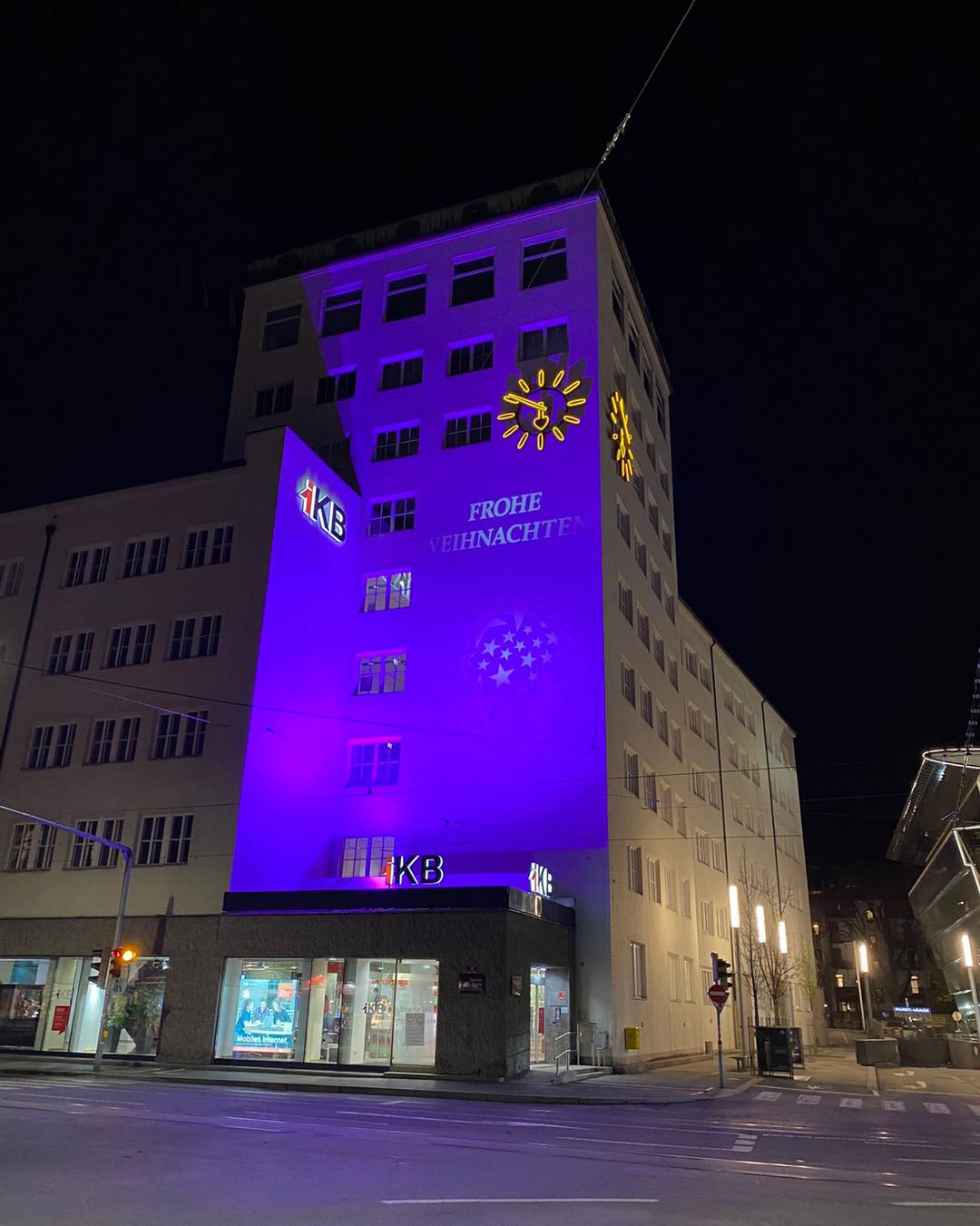 "Purple Light Up": Auch die Beleuchtung der IKB-Zentrale am Landhausplatz macht auf den Aktionstag aufmerksam.
