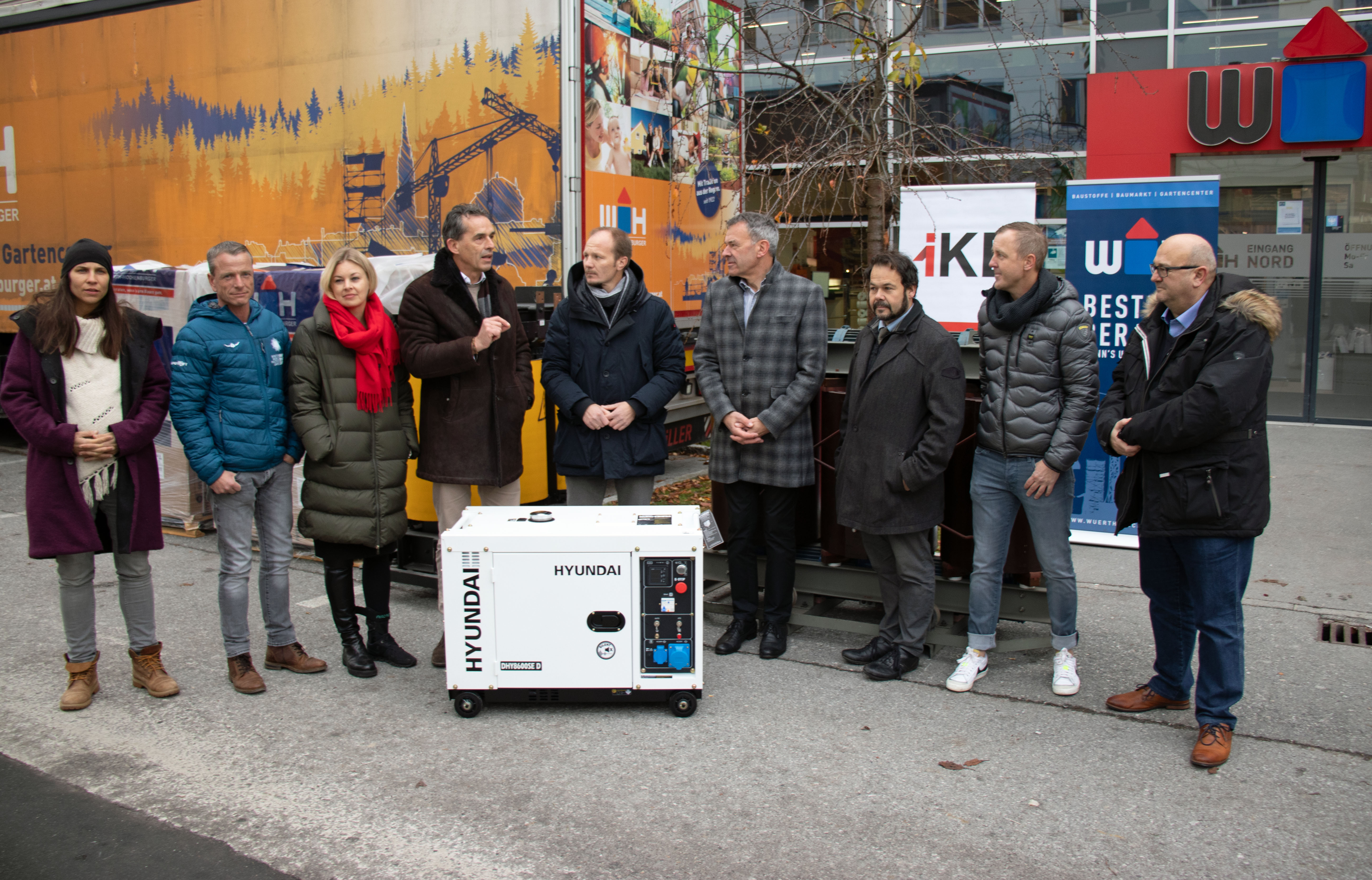 Bürgermeister Georg Willi (4.v.r) verabschiedete den Transport gemeinsam mit den Stadtsenatsmitgliedern sowie dem Honorarkonsul der Ukraine in Tirol, Walter Peer (4.v.l.) und dem Leiter des IKB-Geschäftsbereiches Strom-Netz, Roland Tiwald (3.v.r.).
