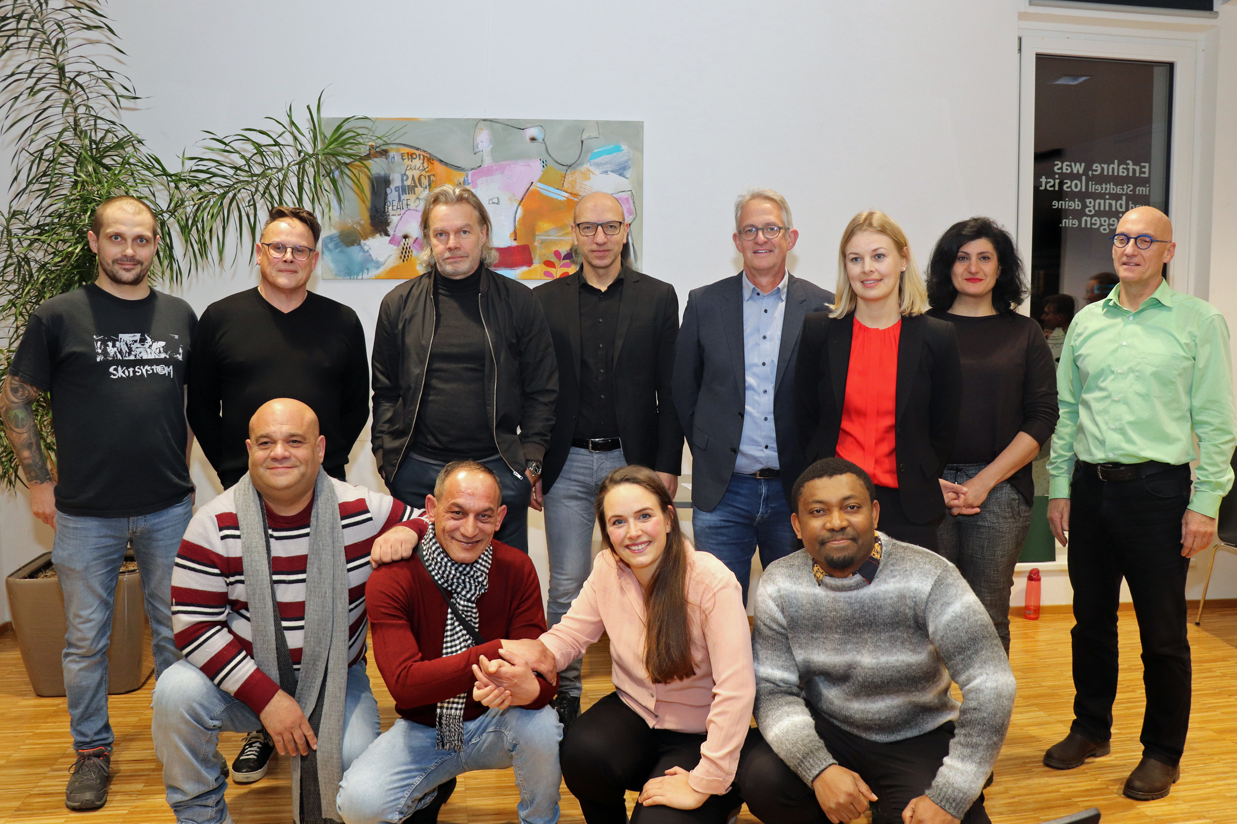 Freuten sich über die Auszeichnung: VertreterInnen des "20er - die Straßenzeitung", Stadträtin Elisabeth Mayr (stehend, 3.v.r.), mit Jurymitglied Wolfgang Andexlinger (stehend, 4.v.l.), Gemeinderätin Zeliha Arslan (stehend, 2.v.r.) und "20er"-Verkäufern.