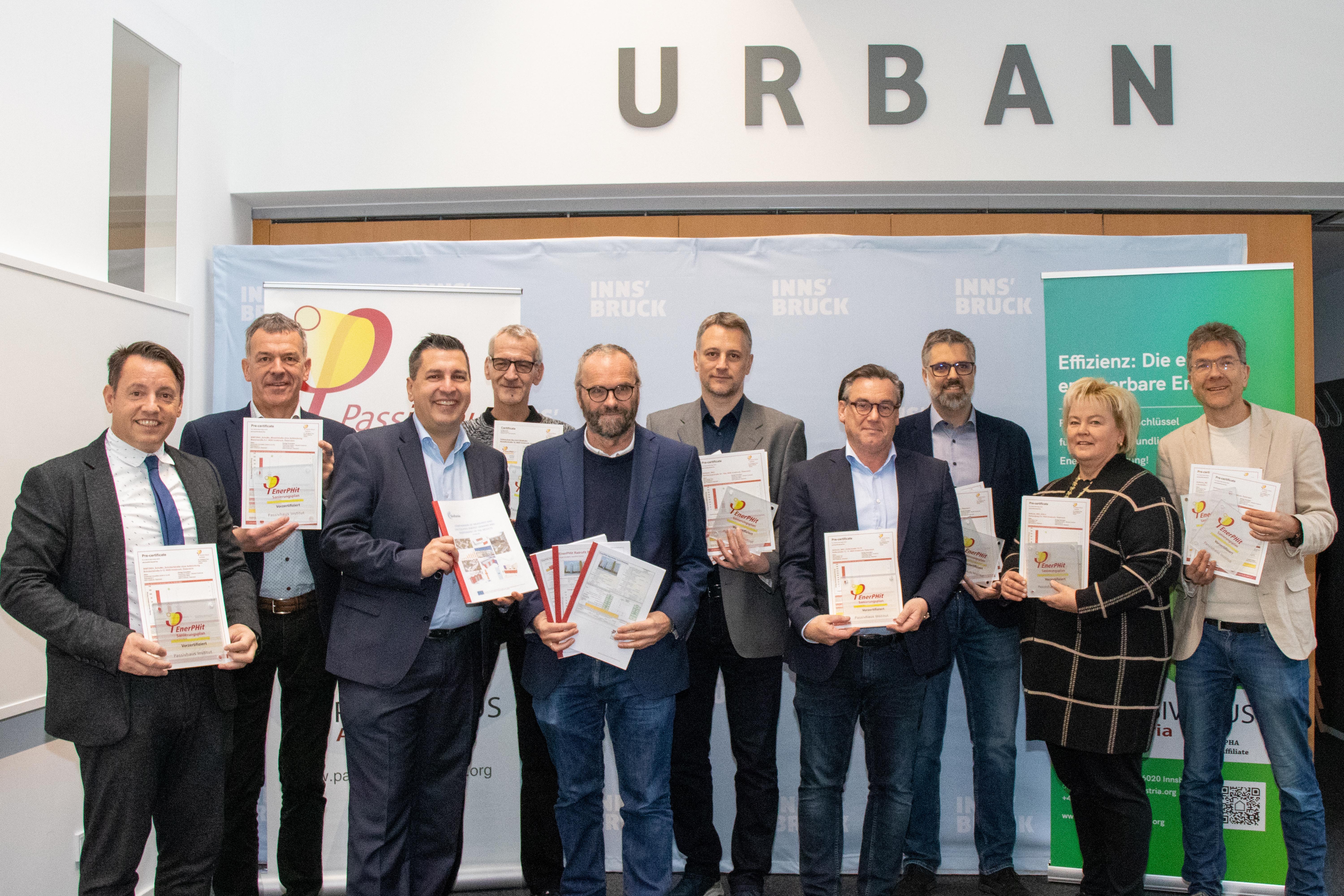 Die Projektbeteiligten freuen sich gemeinsam mit Bürgermeister Georg Willi, IIG-Geschäftsführer Franz Danler, NHT-Geschäftsführer Markus Pollo und Laszlo Lepp vom PHI über den positiven Abschluss des Sanierungsprogramms SINFONIA.