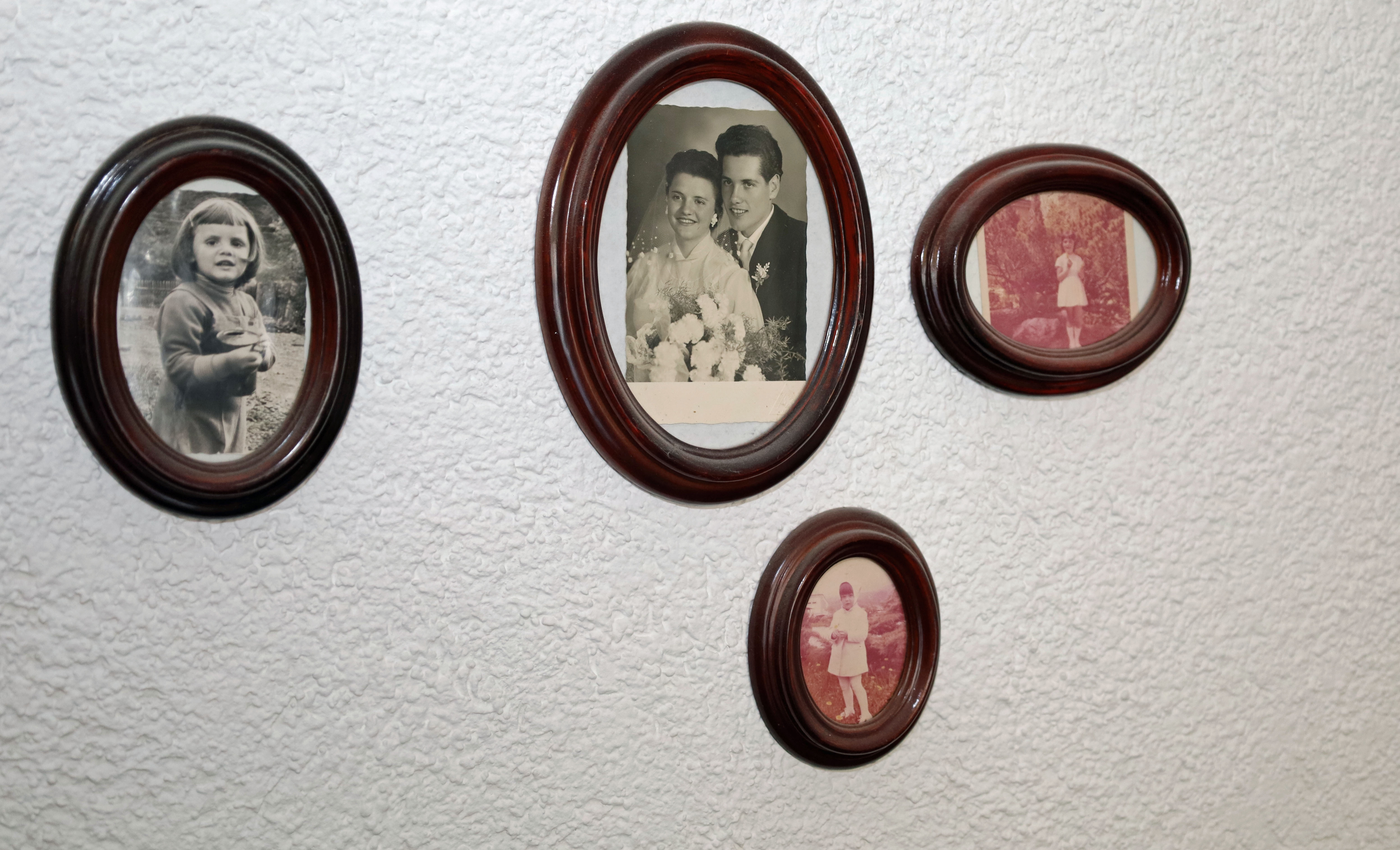 Das Hochzeitsfoto an der Wohnungswand wird umrahmt von Bildern der drei Töchter des Ehepaares Siess.