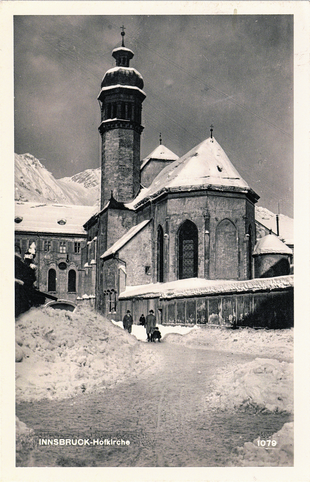 Blick auf den winterlichen Franziskanerplatz mit der Hofkirche, im Hintergrund die Nordkette.