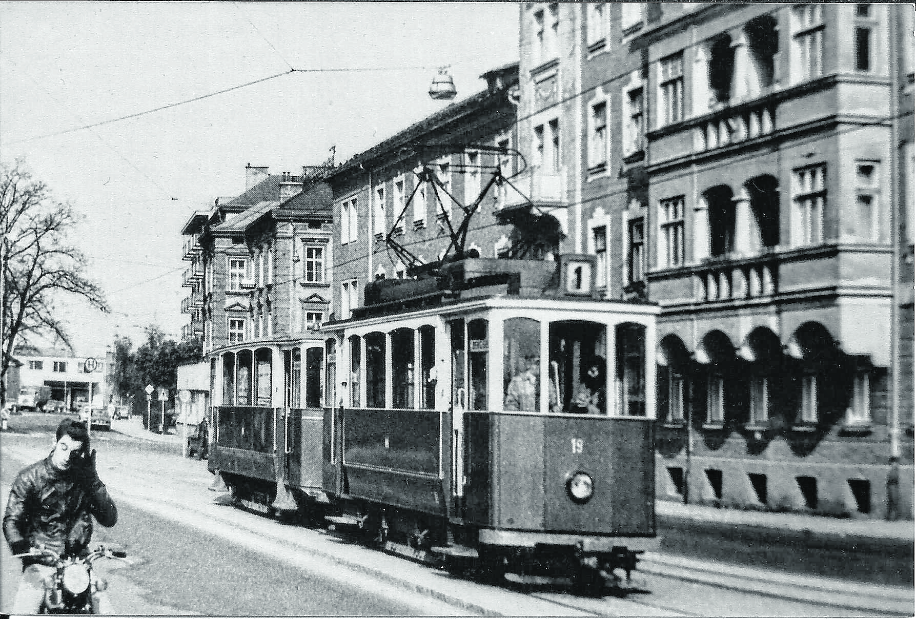 Mopedfahren ohne Helm, die „1er“ mit Beiwagen und Bäume in der Straßenmitte – heute undenkbar!