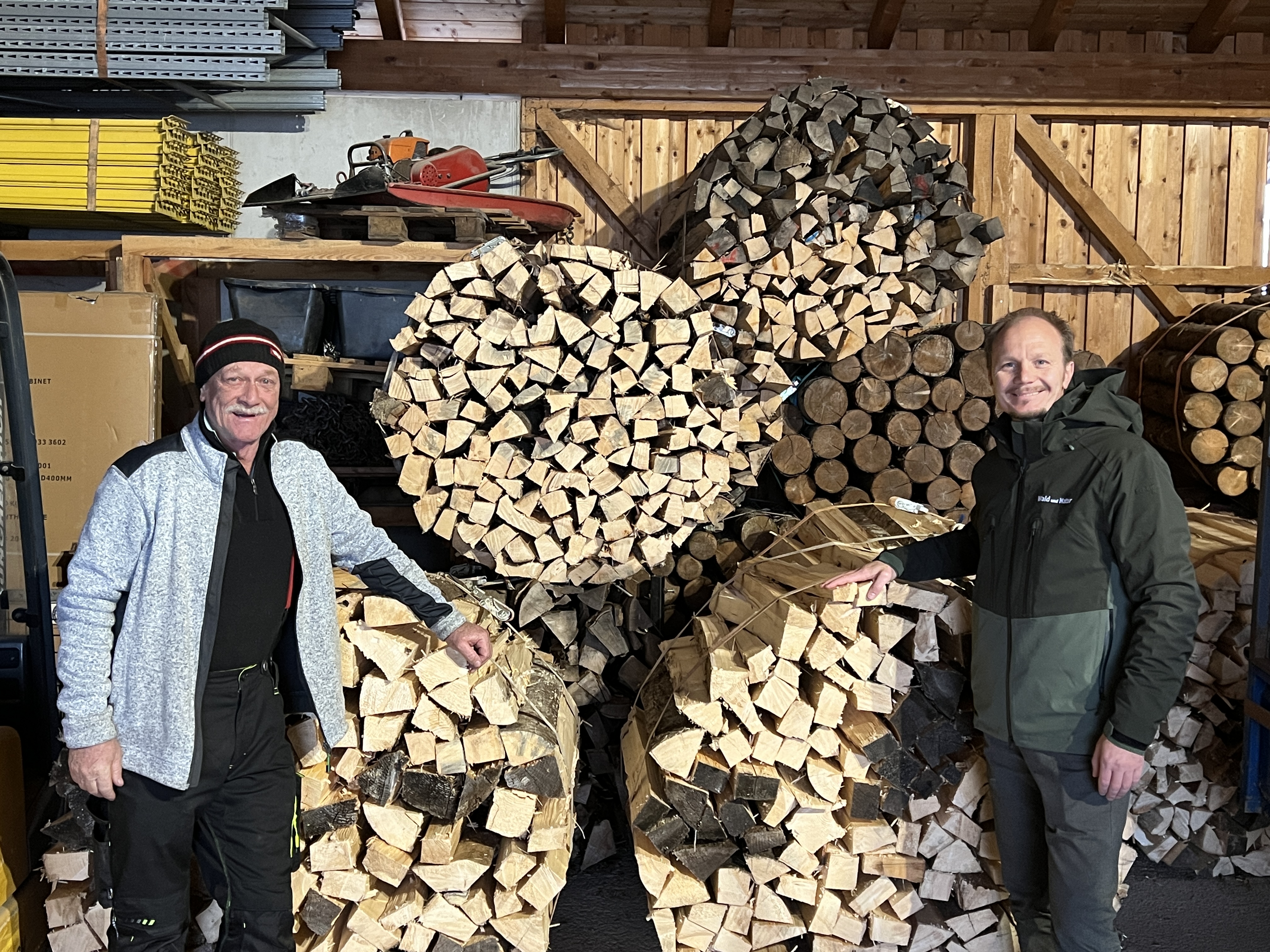 Vizebürgermeister Johannes Anzengruber mit Johann Müller vom Tiroler-Ofenholz.