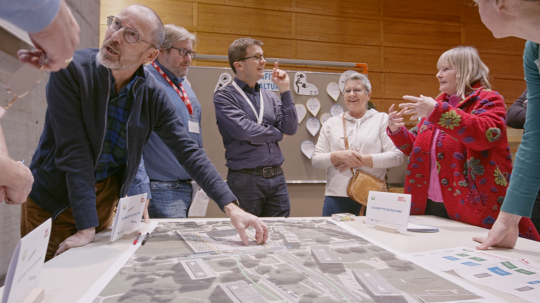 Verschiedene Thementische boten Gelegenheiten für BürgerInnen, über ihre Ideen zu sprechen.