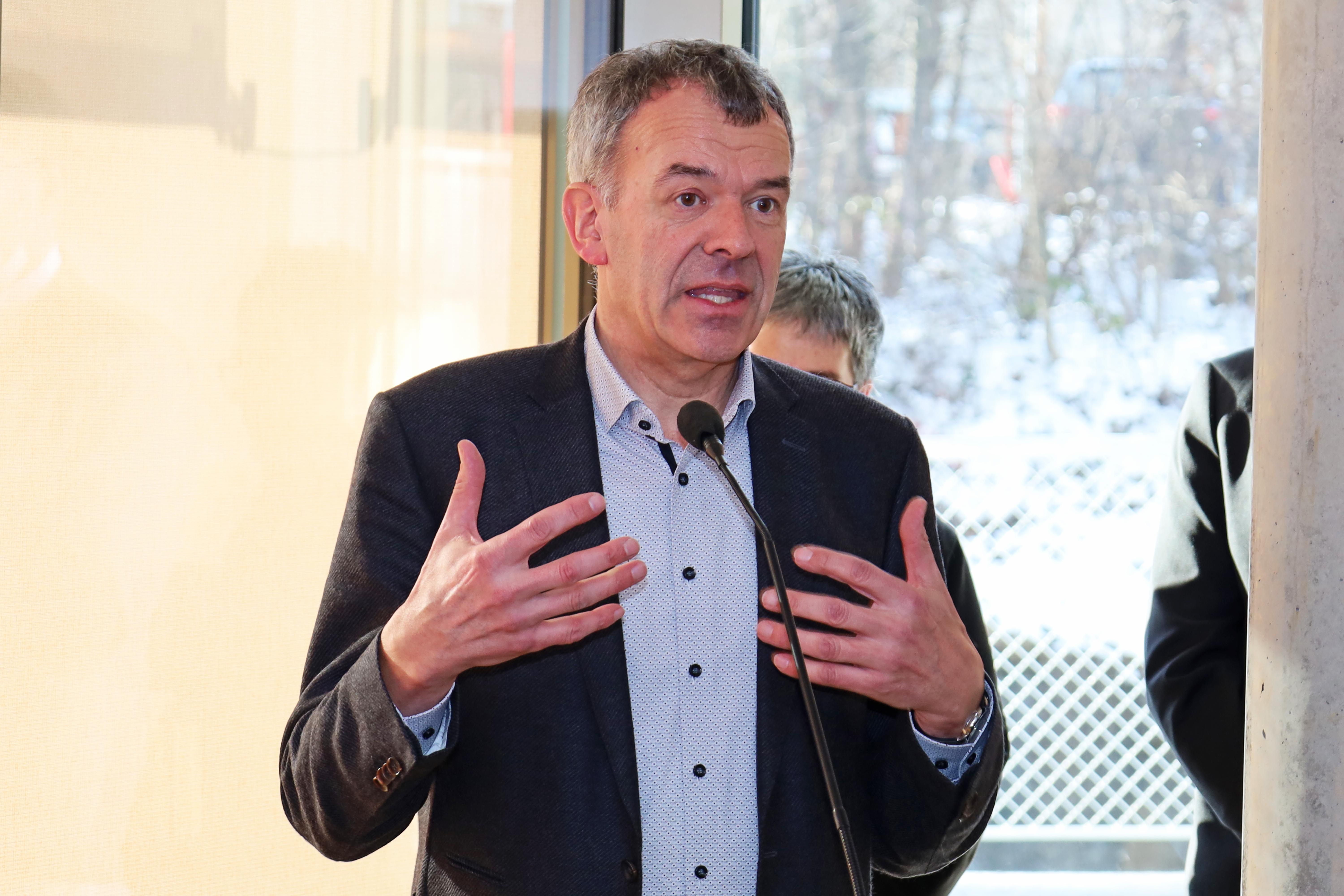 Bürgermeister Georg Willi begrüßte die neuen BewohnerInnen des Hauses in Pradl.