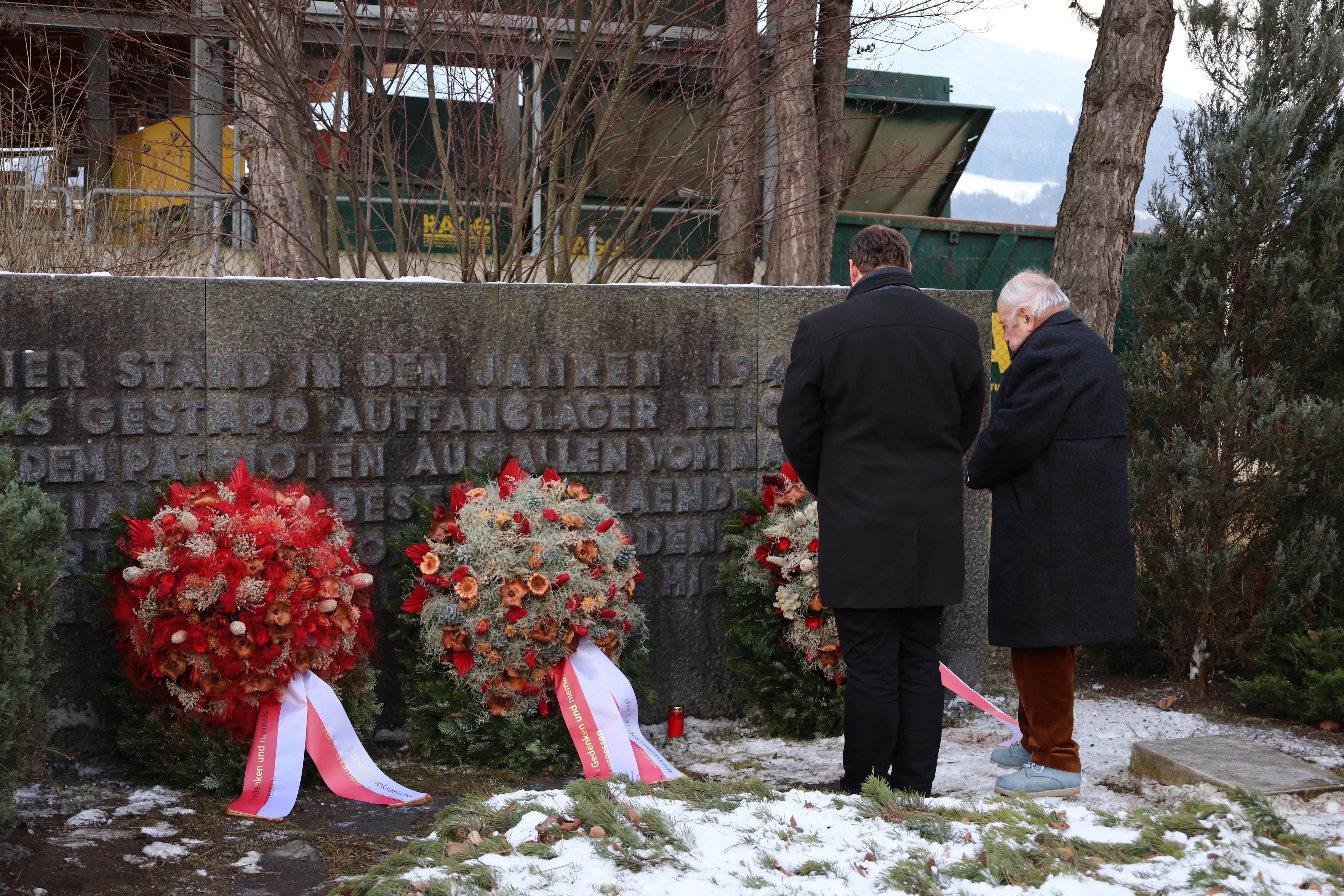 Landtagsabgeordneter Christoph Appler und Landesobmann Clemens Hornich (ÖVP-Kameradschaft) vor den Kränzen am Mahnmal Reichenau.