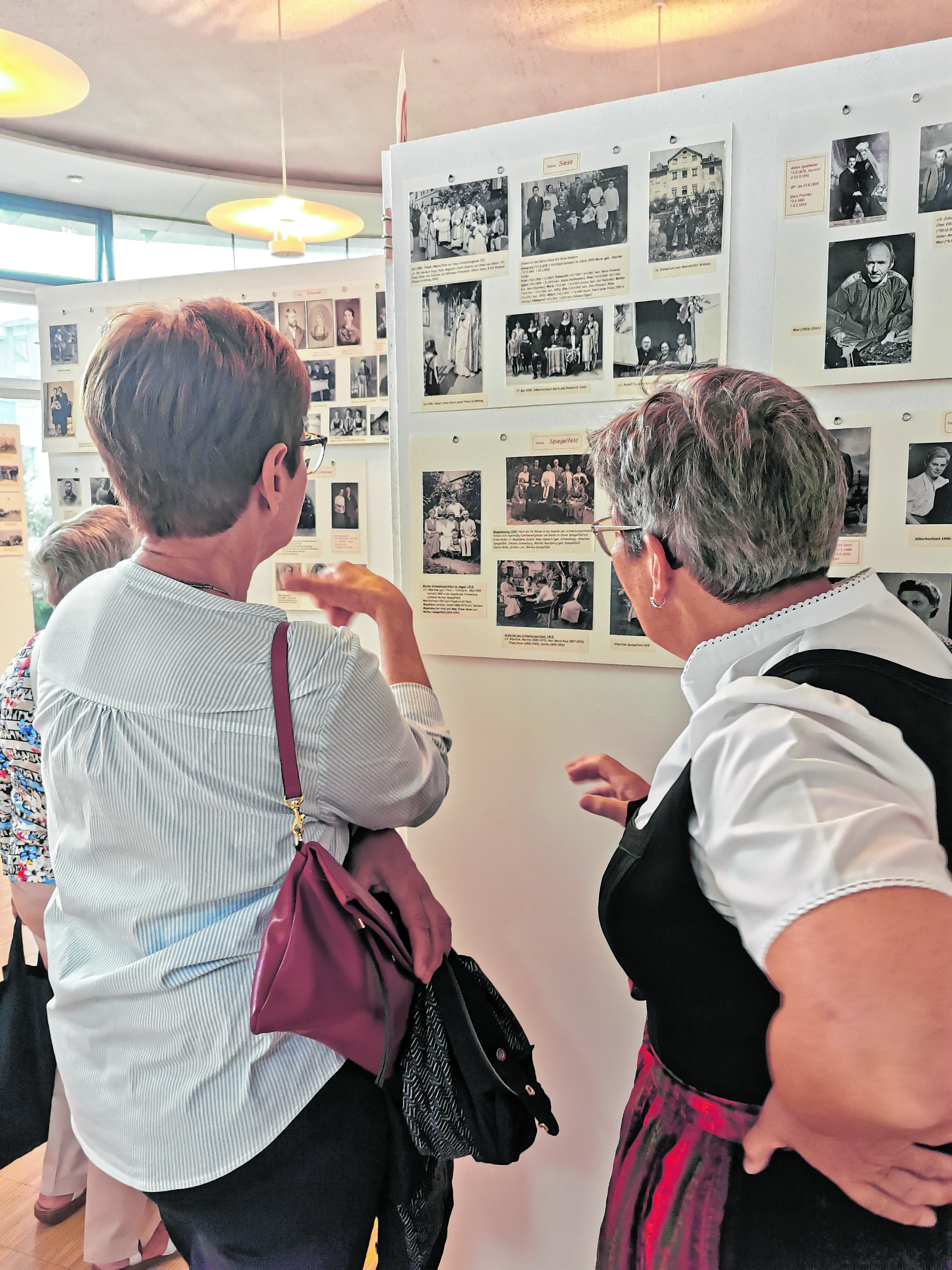 Martina Herskovits (re.) vom Organisatorenteam kann einiges zu den Bildern erzählen.