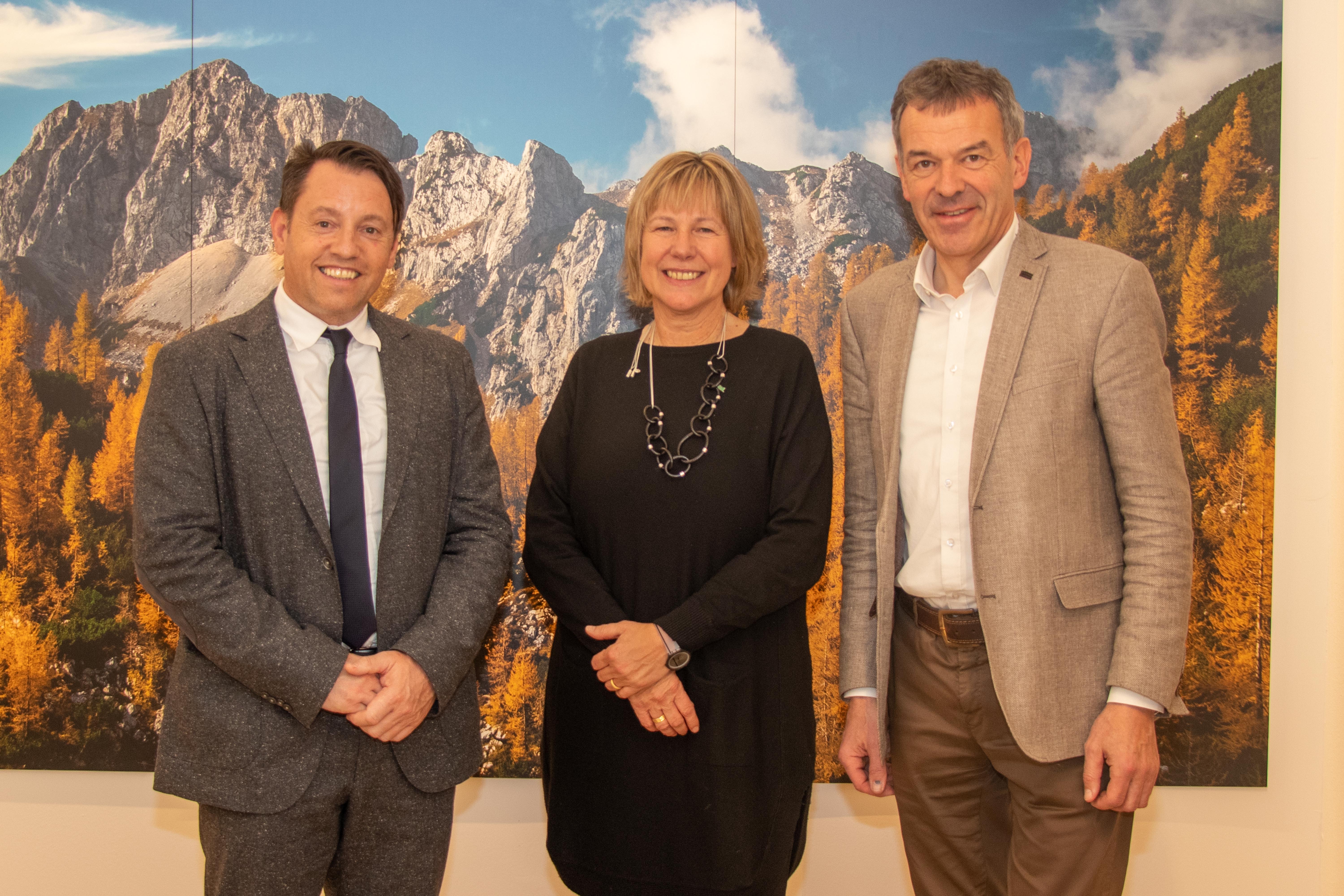 Das Jahr 2022 war ein besonderes für die Alpenkonvention: So wurden nicht nur im Rahmen des "Internationalen Jahres der nachhaltigen Entwicklung der Berggebiete" viele erfolgreiche Projekte zum Schutz des Alpenraums umgesetzt, auch die Renovierung der Büroräume des Ständigen Sekretariates mit Sitz in Innsbruck konnte erfolgreich durchgeführt werden. Für die bauliche Umsetzung zeigte sich die Innsbrucker Immobiliengesellschaft (IIG) verantwortlich. Kürzlich wurden die umgebauten Räumlichkeiten von (v. l.) IIG-Geschäftsführer Franz Danler, Markus Aigner (Teamleiter Bereich Instandhaltung, IIG), Vizegeneralsekretär Wolfger Mayrhofer, Ewald Galle (Ständiger Ländervertreter der österreichischen Delegation der Alpenkonvention), Bürgermeister Georg Willi und Gattin Katharina Willi, Generalsekretärin Alenka Smerkolj, Erich Wucherer (Architekt) und Simon Lochmann (Leiter des Tirol-Büros in Brüssel) in der Innsbrucker Altstadt besichtigt. Die Herausforderungen, mit denen die Alpen konfrontiert sind, sind oft grenzüberschreitender Natur und können am besten durch Zusammenarbeit gelöst werden. Aus diesem Grund haben die acht Alpenländer und die Europäische Union die Alpenkonvention gegründet, um diese Herausforderungen gemeinsam anzugehen. Eine effiziente Koordination aller Alpenstaaten erfordert einen festen Bezugspunkt. Das war der Grund für die Entscheidung der Vertragsparteien, ein Ständiges Sekretariat in Innsbruck einzurichten. Dieses unterstützt die Arbeit der Organe der Alpenkonvention. Dazu gehört auch die fachliche, logistische und administrative Unterstützung der Vertragsparteien bei der Durchführung der notwendigen Maßnahmen zur Umsetzung der Alpenkonvention und ihrer Protokolle.