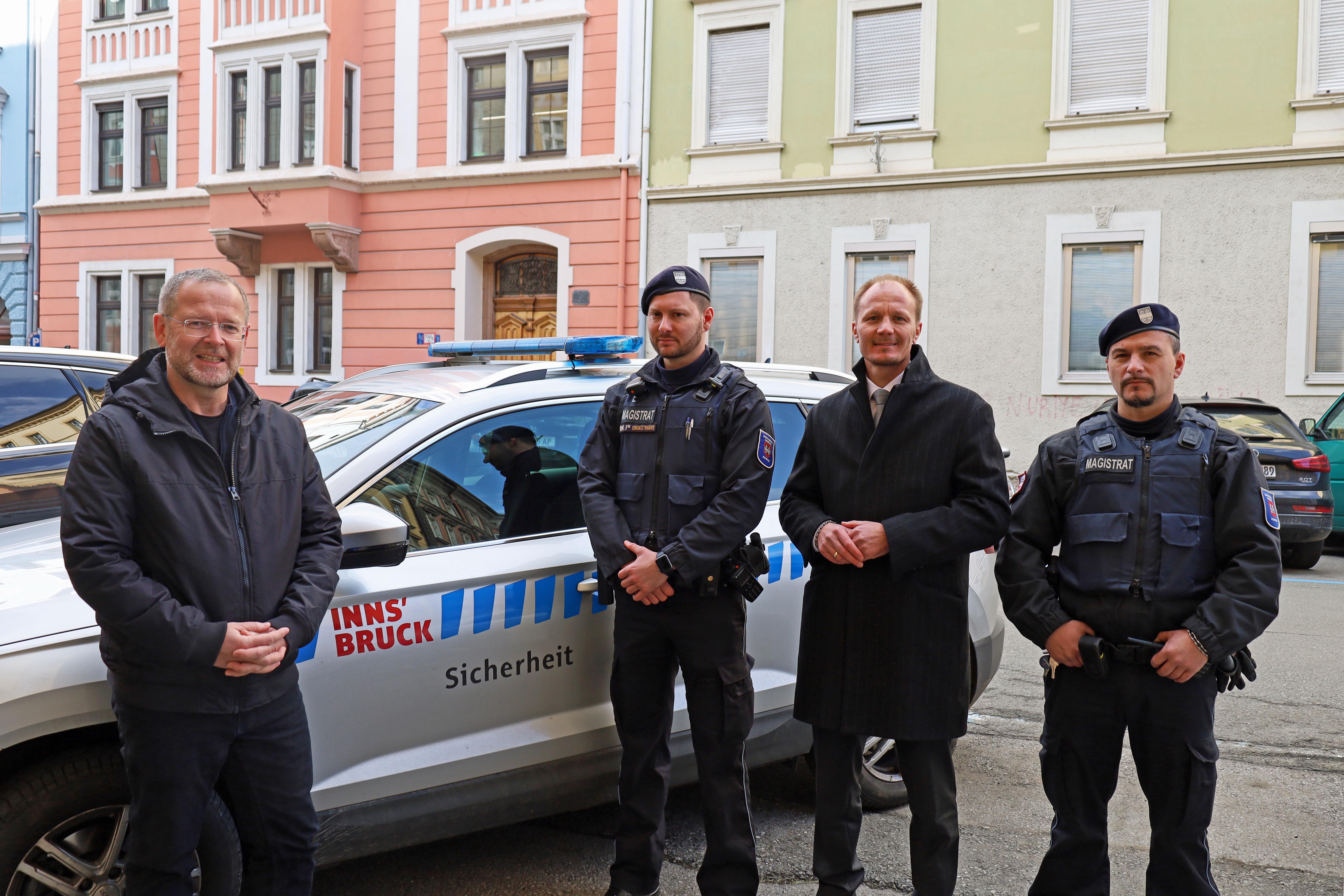 Die MÜG blickt auf ein abwechslungsreiches Jahr zurück. Aus diesem Grund bedankten sich Vizebürgermeister Anzengruber und Amtsvorstand Feistmantl stellvertretend bei zwei Bediensteten der Mobilen Überwachungsgruppe.