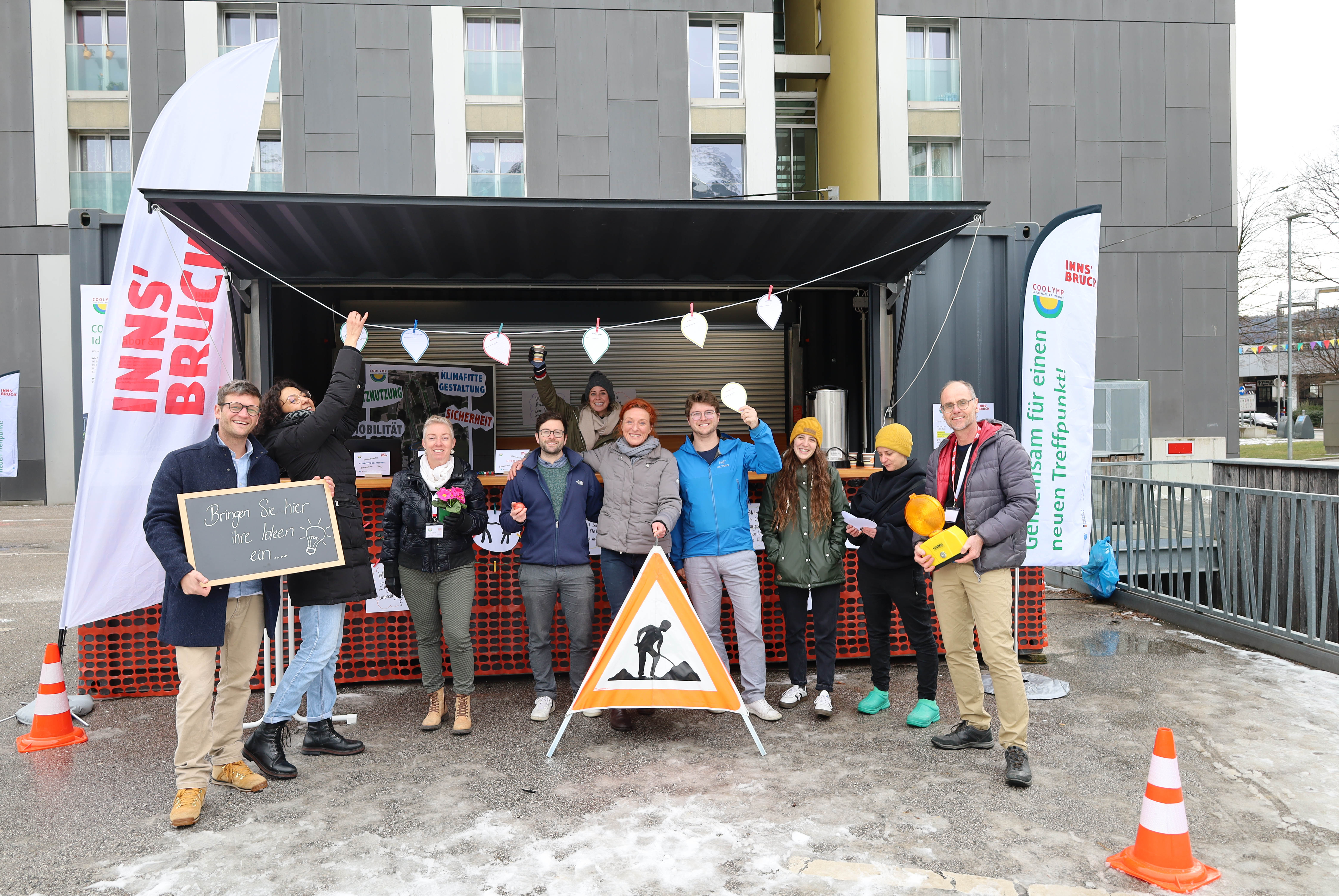 Das Team hinter COOLYMP (v.l.n.r.): Lukas Weiss, Nadien Wurm (BürgerInnenbeteiligung), Liebgard Fuchs (ARGE LAUP/Machnè & Glanzl), Nicolas Bleck (Graphic Recording), Andrea Kreisl (BürgerInnenbeteiligung), Christine Schermer, Yannick Back (LFU), Sarah Rasi (LFU), Katerina Haller (ISD-Stadtteiltreff) und Gerald Altenweisl (ARGE LAUP/Machnè & Glanzl) vor dem COOLYMP-Ideenstandl.