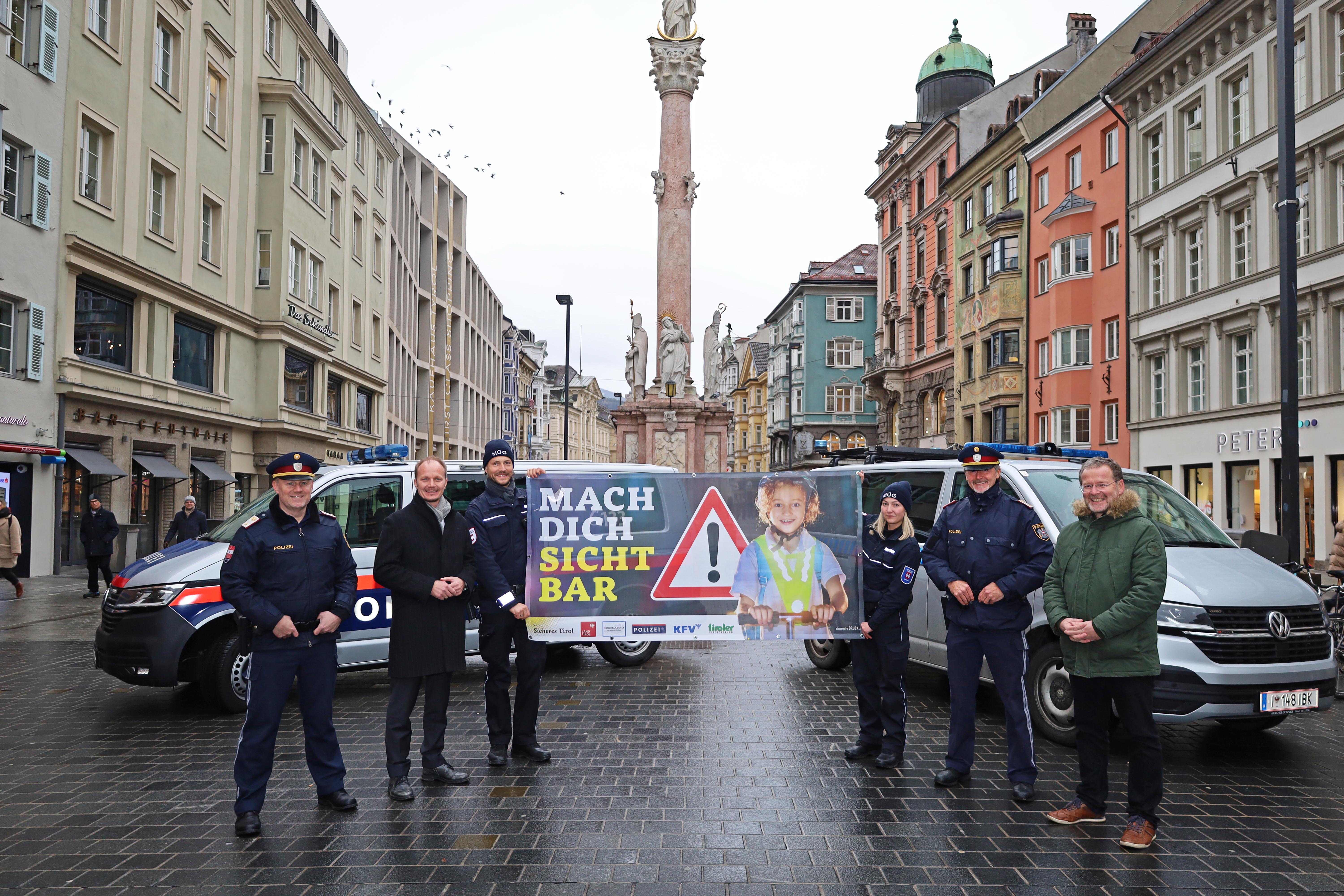 AbtInsp Christoph Holzer (l., SPK-Innsbruck), Vizebürgermeister Johannes Anzengruber (2. v. l.), Sicherheitskoordinator KontrInsp Manfred Peer (SPK-Innsbruck, 2. v. r.), Amtsleiter Klaus Feistmantl (r.) sowie zwei MitarbeiterInnen der MÜG mit dem Banner zur Erhöhung der Verkehrssicherheit