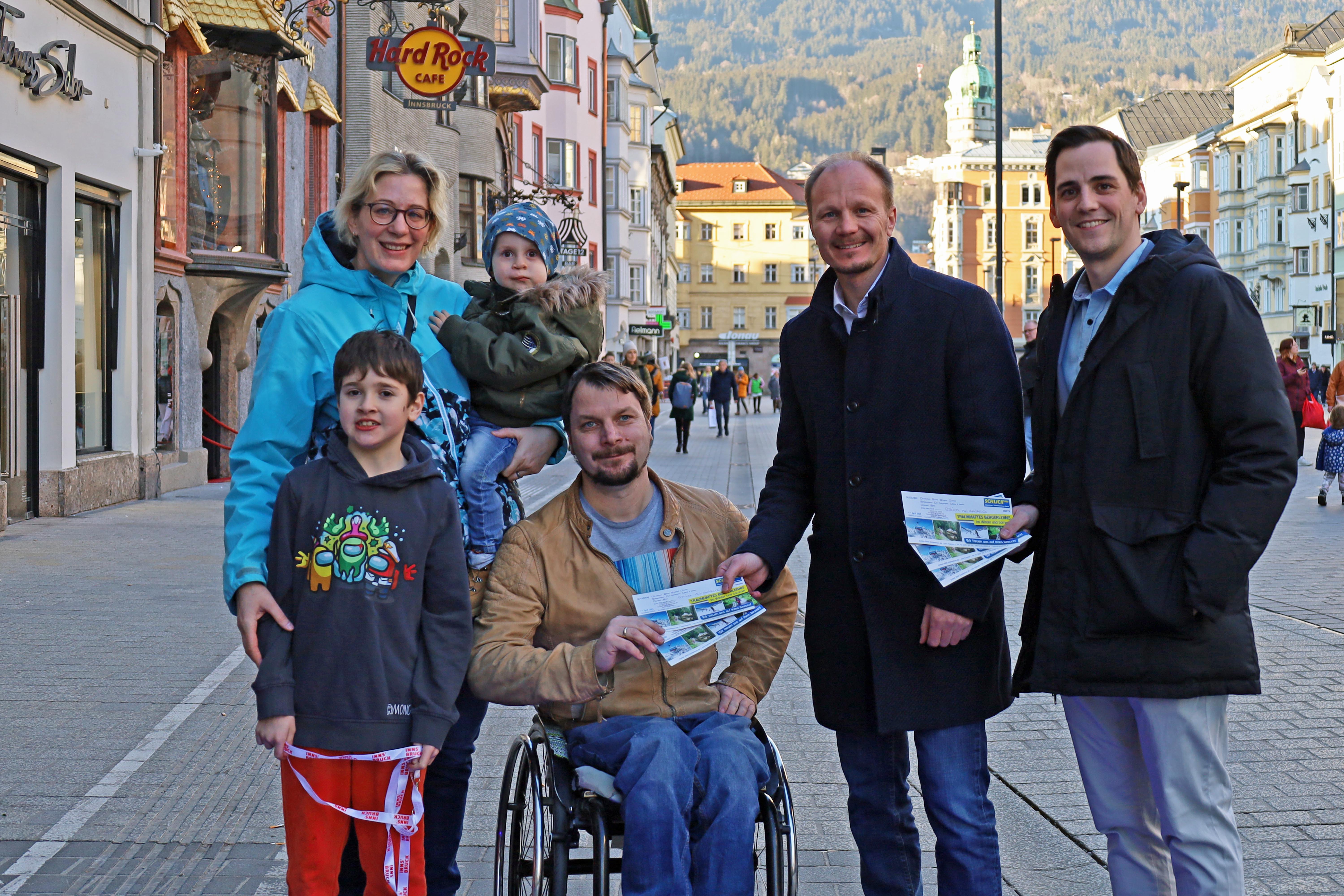 Vizebürgermeister Johannes Anzengruber (2. v. r.) und Amtsvorstand Raphael Hölbling (r.) überreichten stellvertretend Familie Scamoni mehrere Tagesskipässe.