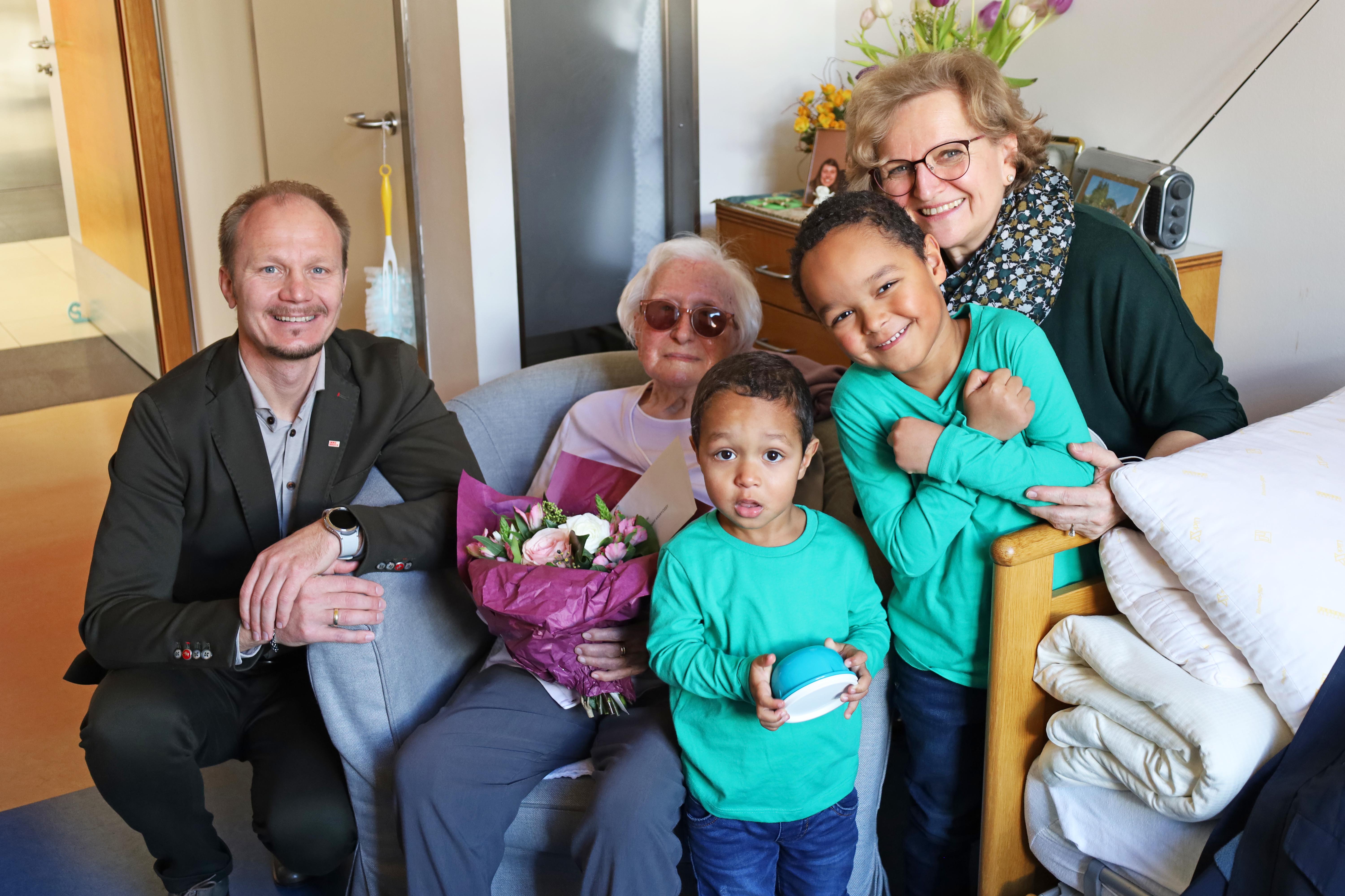 Tochter Katalin und ihre beiden Enkel aus Wien freuten sich über den Besuch von Vizebürgermeister Johannes Anzengruber zu Ehren von Frau Hildegard Aranyossy.
