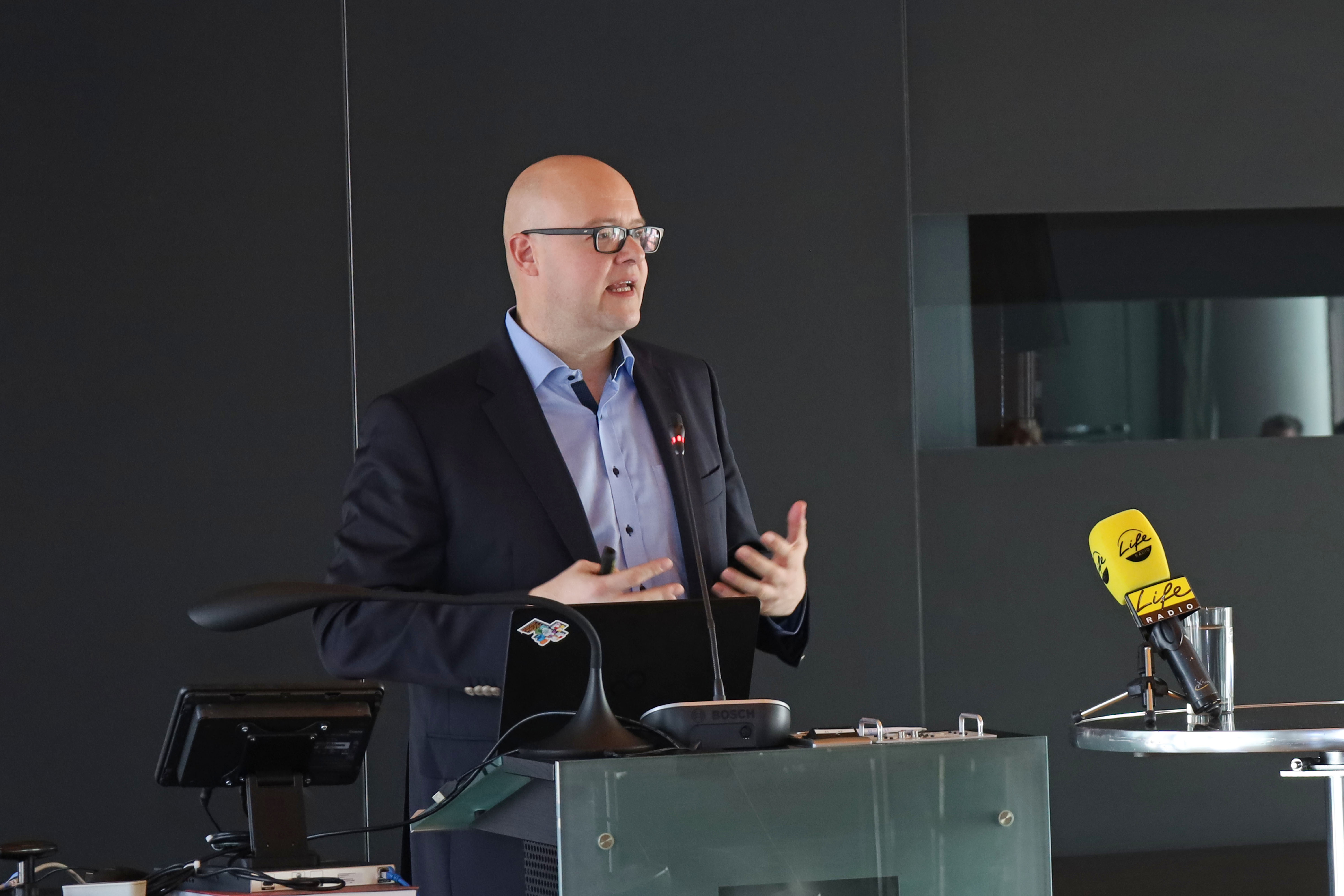 Leonhard Dobusch, Universitätsprofessor für Betriebswirtschaftslehre, stellte die Machbarkeitsstudie vor.