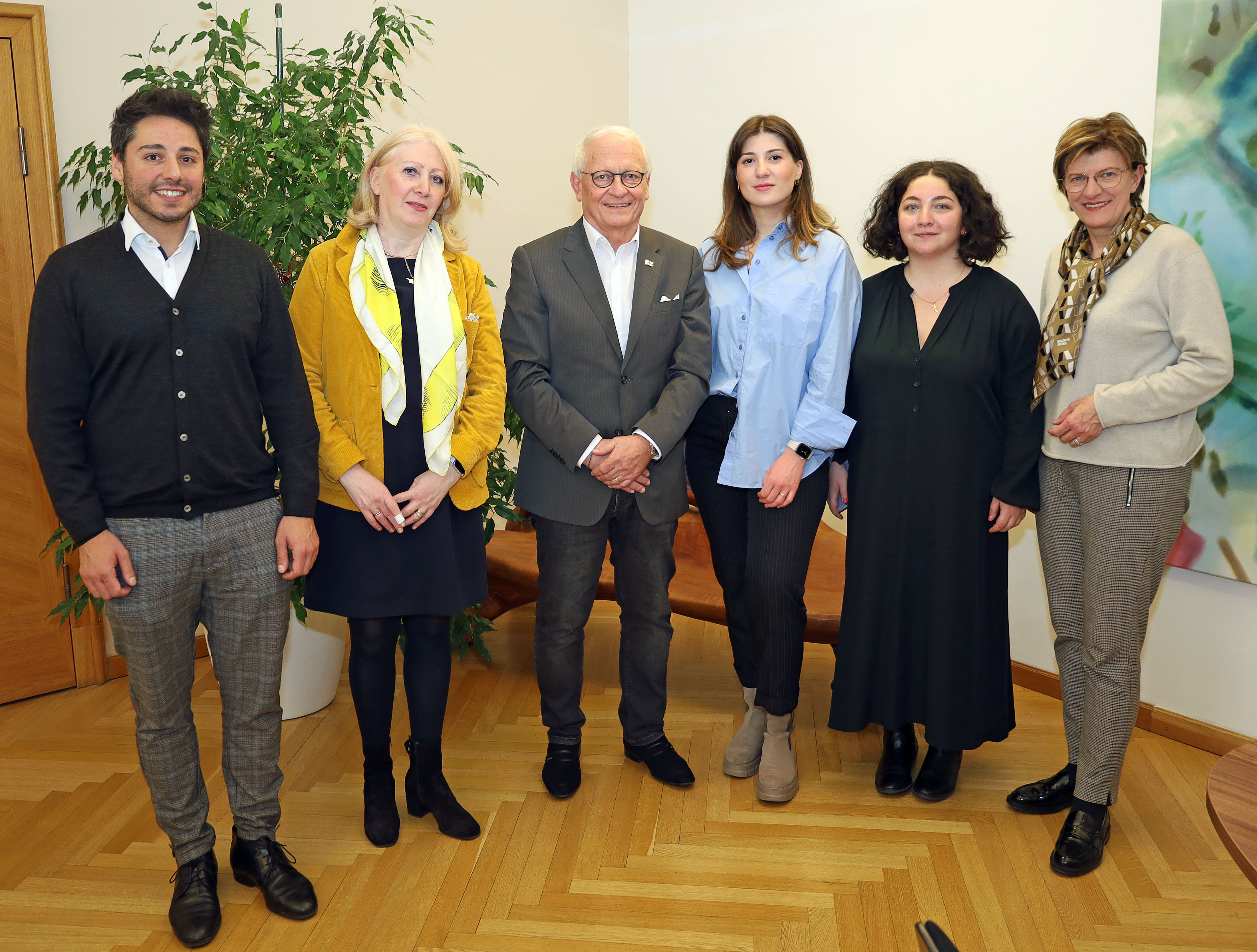 (v.r.n.l): Stadträtin Christine Oppitz-Plörer begrüßt die Forschungsstipendiatin Manana Giorgadze aus Tbilisi gemeinsam mit der Ärztin Talia Telia (Stipendiatin aus Tbilisi), Günther Bonn (Honorarkonsul für Georgien und Institutsleiter Analytische Chemie und Radiochemie), Irma Kvitsaridze (Univ.-Klinik für Strahlentherapie – Radioonkologie) und Gökhan Senli (Assistent von Günther Bonn)