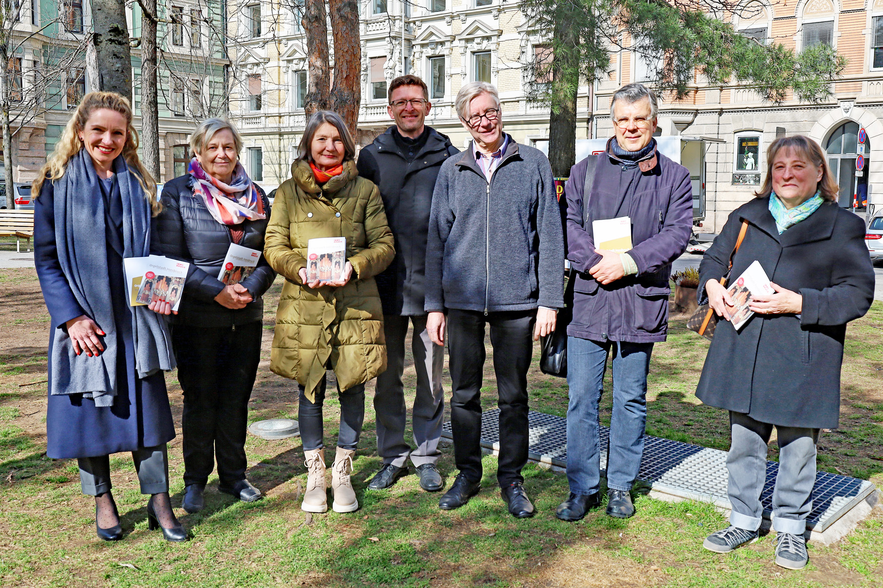 Freuen sich auf ein vielfältiges Konzertprogramm auf Innsbrucks historischen Orgeln: Die VeranstalterInnen mit Stadträtin Uschi Schwarzl (3.v.l.) und Kulturamtsleiterin Isabelle Brandauer (l).