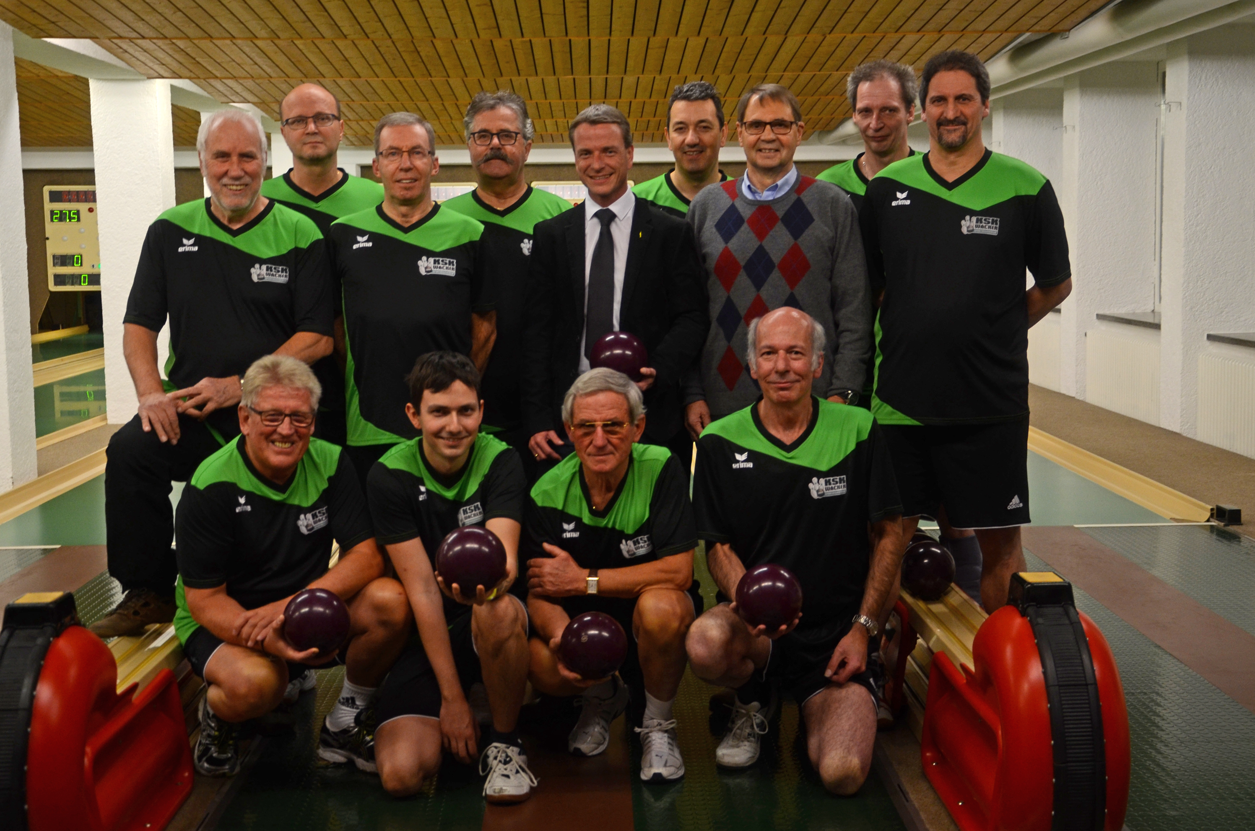 "Gut Holz!" hieß es bei der Besichtigung der renovierten Sportkegelbahn in der Franz-Fischer-Straße durch Vizebürgermeister und Sportreferent Christoph Kaufmann, der es sich nicht nehmen ließ, die Bahn gleich selbst auszuprobieren.