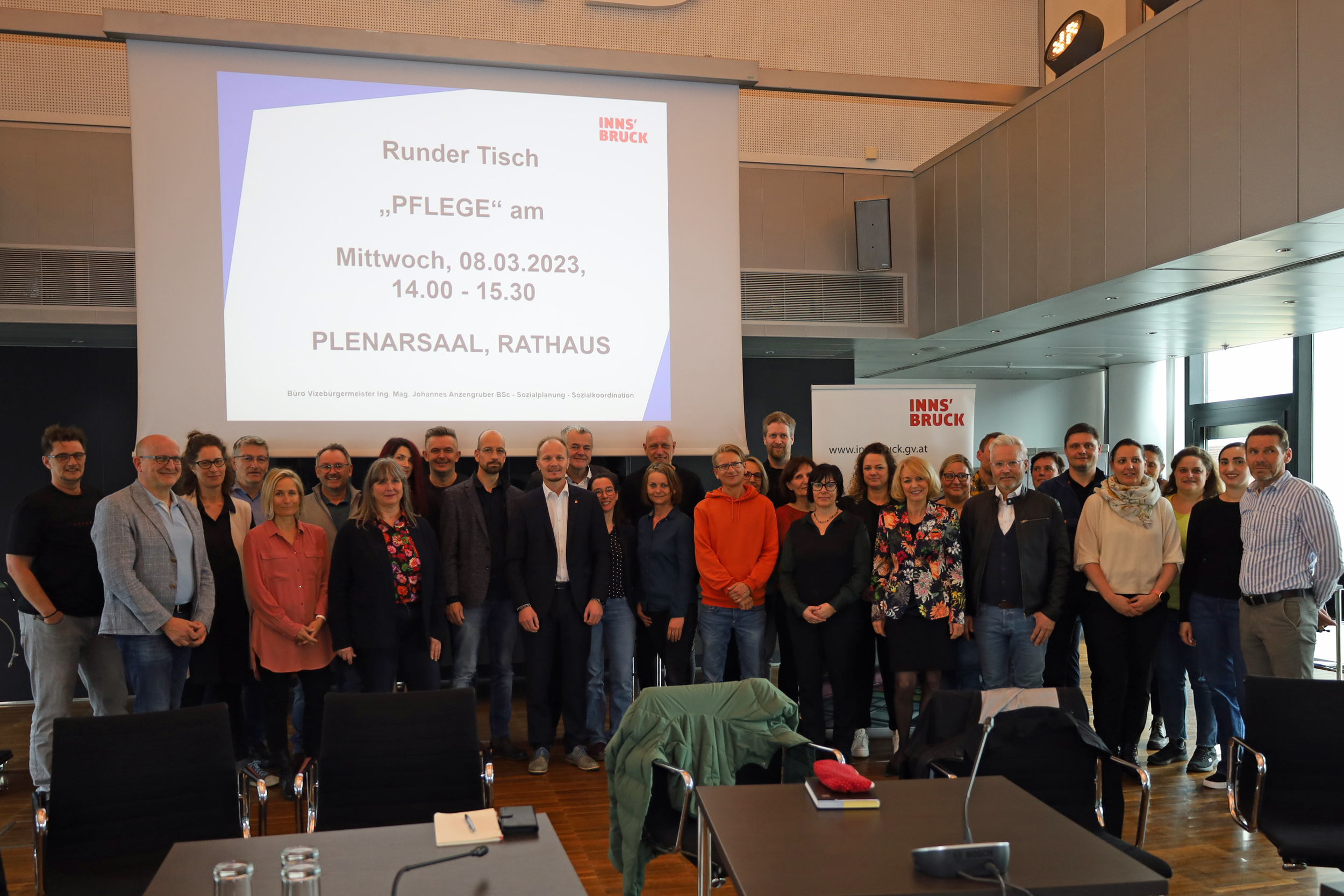 Die VertreterInnen der stationären und mobilen Pflegeeinrichtungen kamen zu einem Runden Tisch zusammen. Vizebürgermeister Johannes Anzengruber (weißes Hemd, M.)  freute sich über einen konstruktiven Austausch.