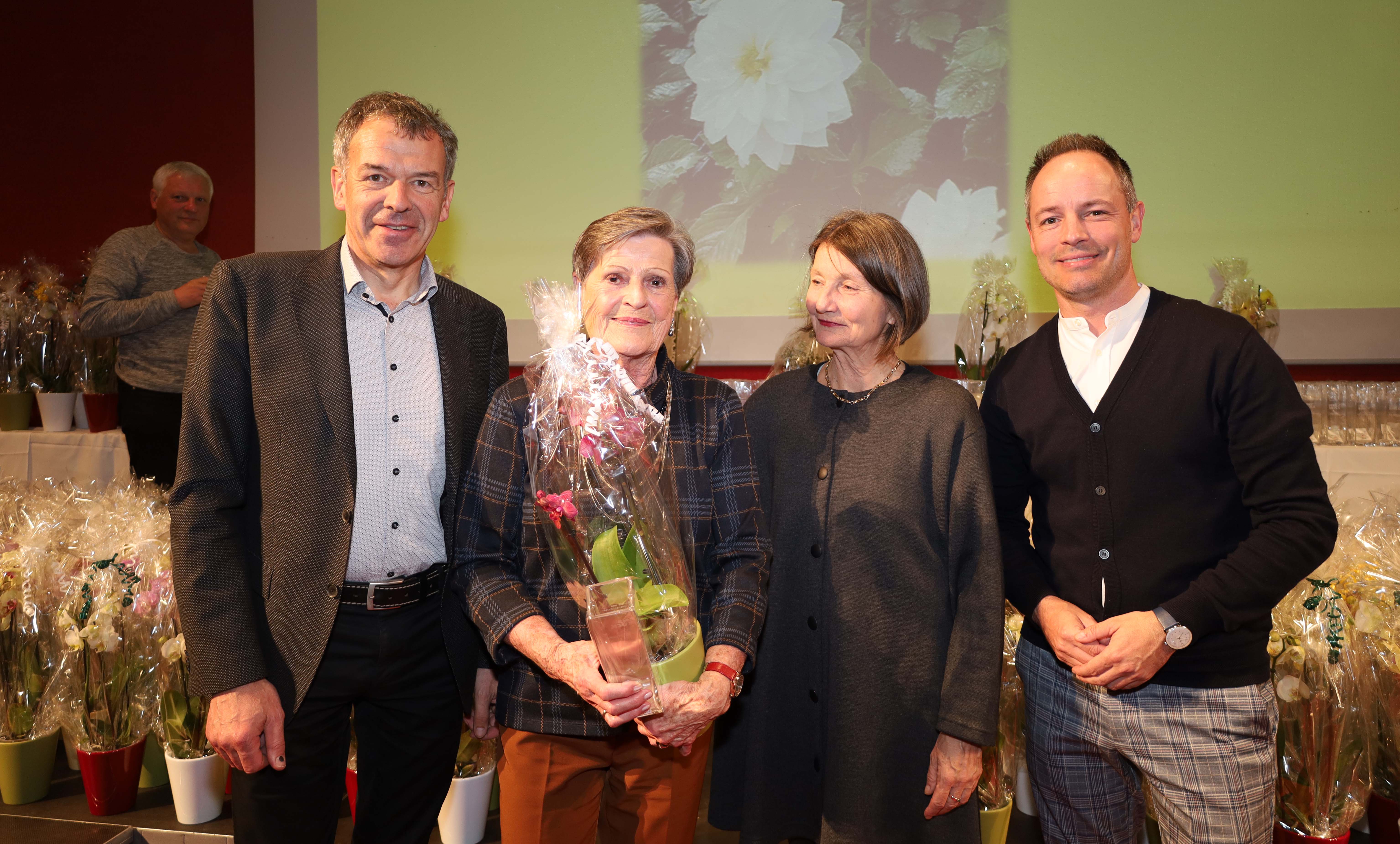 Die TeilnehmerInnen dürfen sich über ein Fachbuch mit Tipps für die Gartengestaltung, eine Urkunde und als symbolische Anerkennung eine Orchidee sowie eine gläserne Vase freuen, die von Bürgermeister Georg Willi, Vizebürgermeister Markus Lassenberger und Stadträtin Schwarzl überreicht wurden.