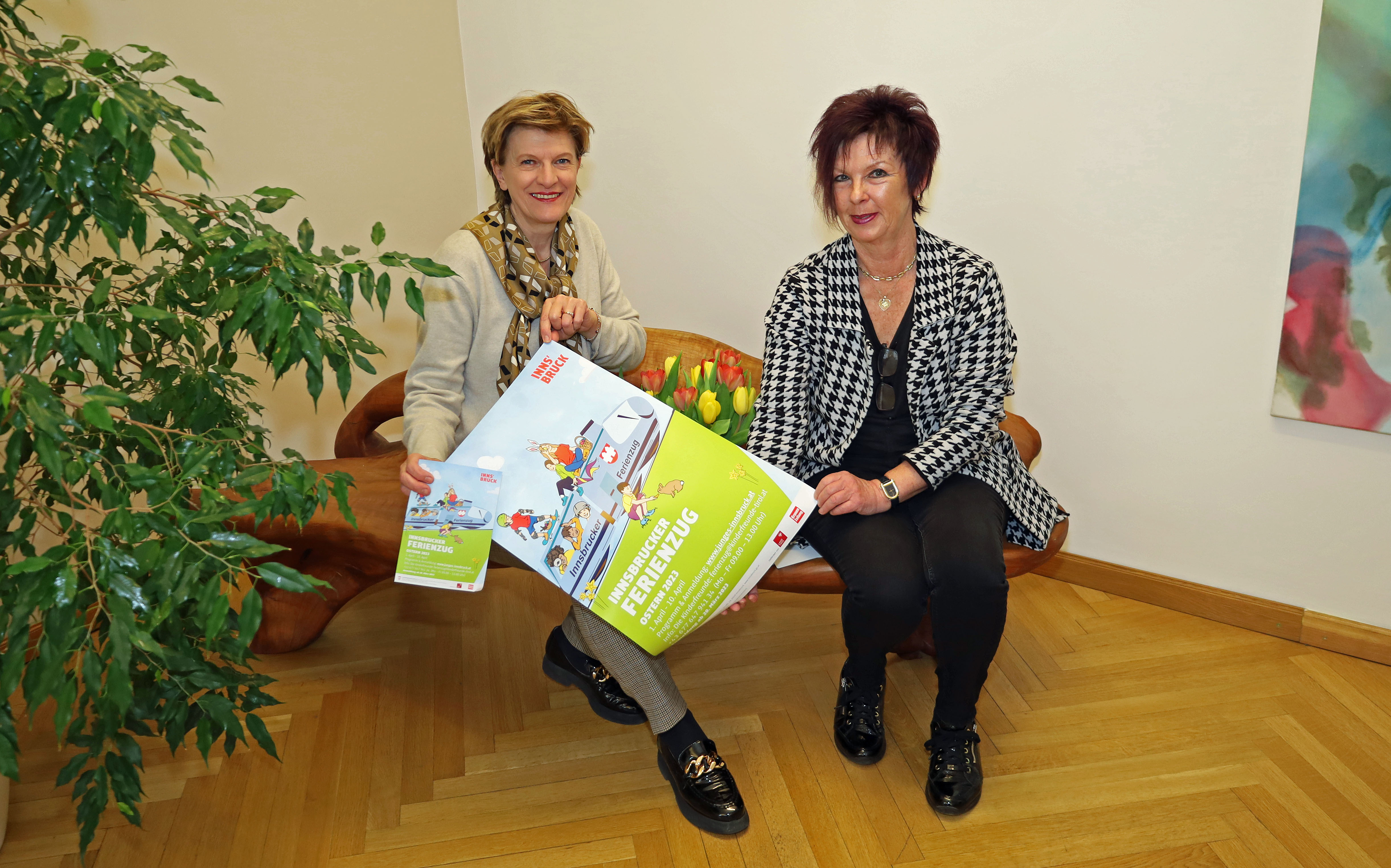 Stadträtin Christine Oppitz-Plörer und Referentin Uschi Klee (Referat für Frauen und Generationen) präsentieren den Ferienzug für die Osterferien 2023.