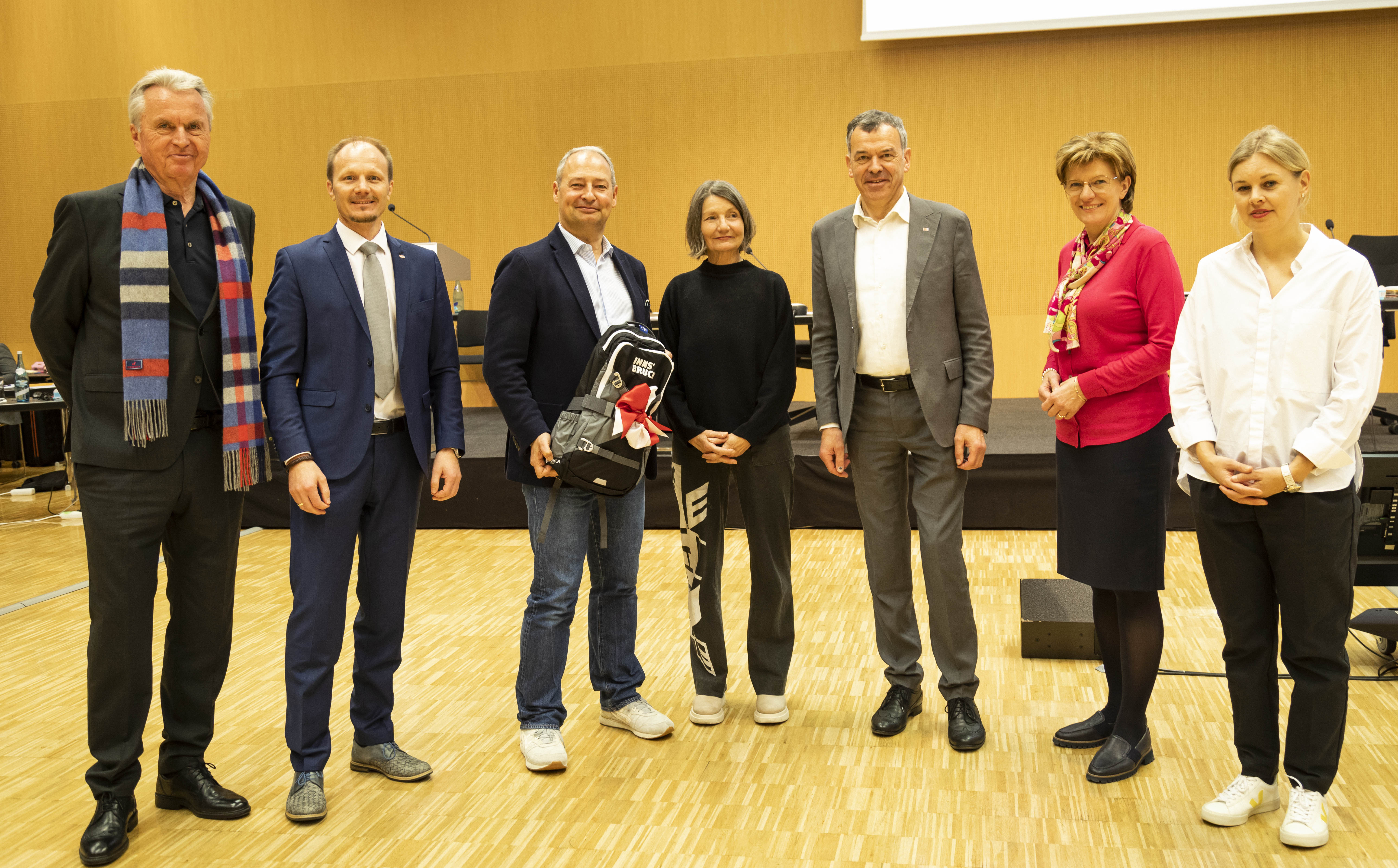Solidarische gemeinsame Lösungen auf allen politischen Ebenen finden: Bürgermeister Georg Willi begrüßte mit weiteren Stadtsenatsmitgliedern den EU-Abgeordneten Andreas Schieder (3. v.l.) am 23. März im Innsbrucker Gemeinderat.