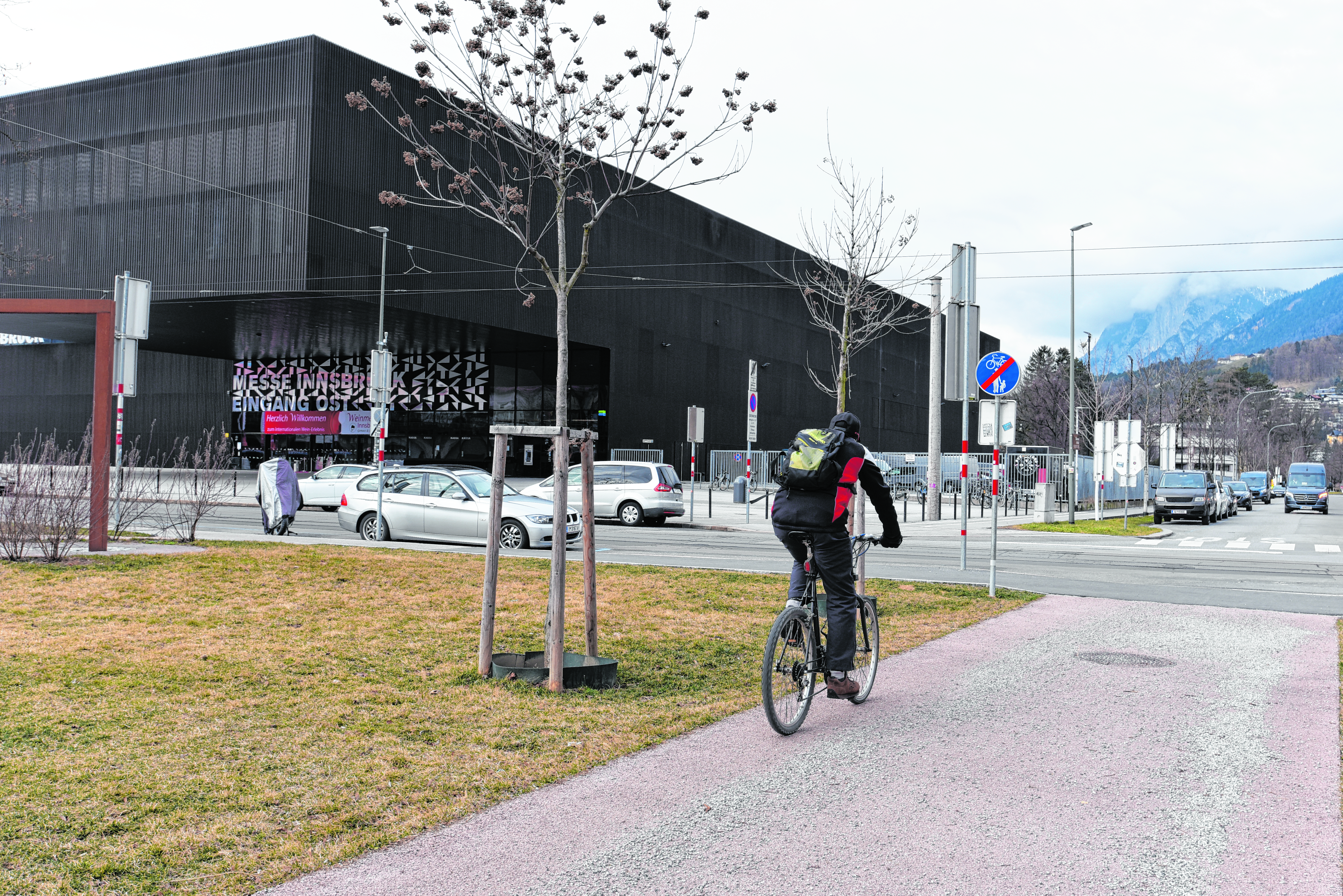 Aufpassen gilt immer, aber besonders dort, wo Rad-/Fußwege stark befahrene oder unübersichtliche Straßen kreuzen.