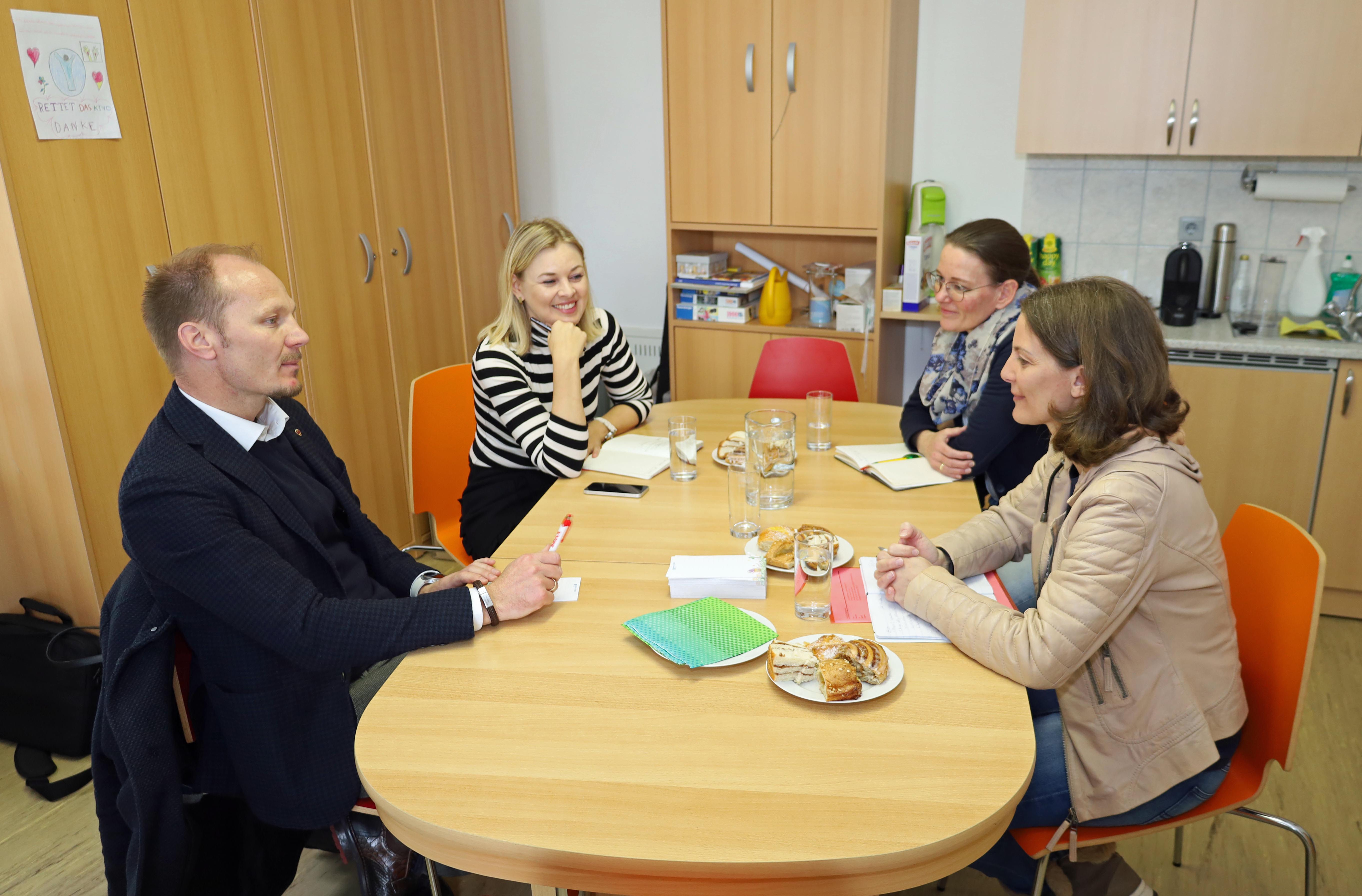 Innsbrucks Vizebürgermeister Johannes Anzengruber und Stadträtin Elisabeth Mayr treffen die Vorsitzende Karoline Obitzhofer (r.) und Karina Rudolf von "Rettet das Kind Tirol" zu einem Arbeitsgespräch. Der Verein setzt sich seit über 50 Jahren mit zahlreichen Projekten für notleidende Kinder in Tirol ein. Von niederschwelligen Soforthilfen über Kostenbeteiligungen für Kinderbetreuung und Nachhilfe bis hin zu gezielter Unterstützung in individuellen Notfällen können einkommensschwache Tiroler Familien so auf eine Reihe von Hilfsangeboten des Vereins zählen. Weitere Informationen finden sich unter: www.rettet-das-kind.tirol