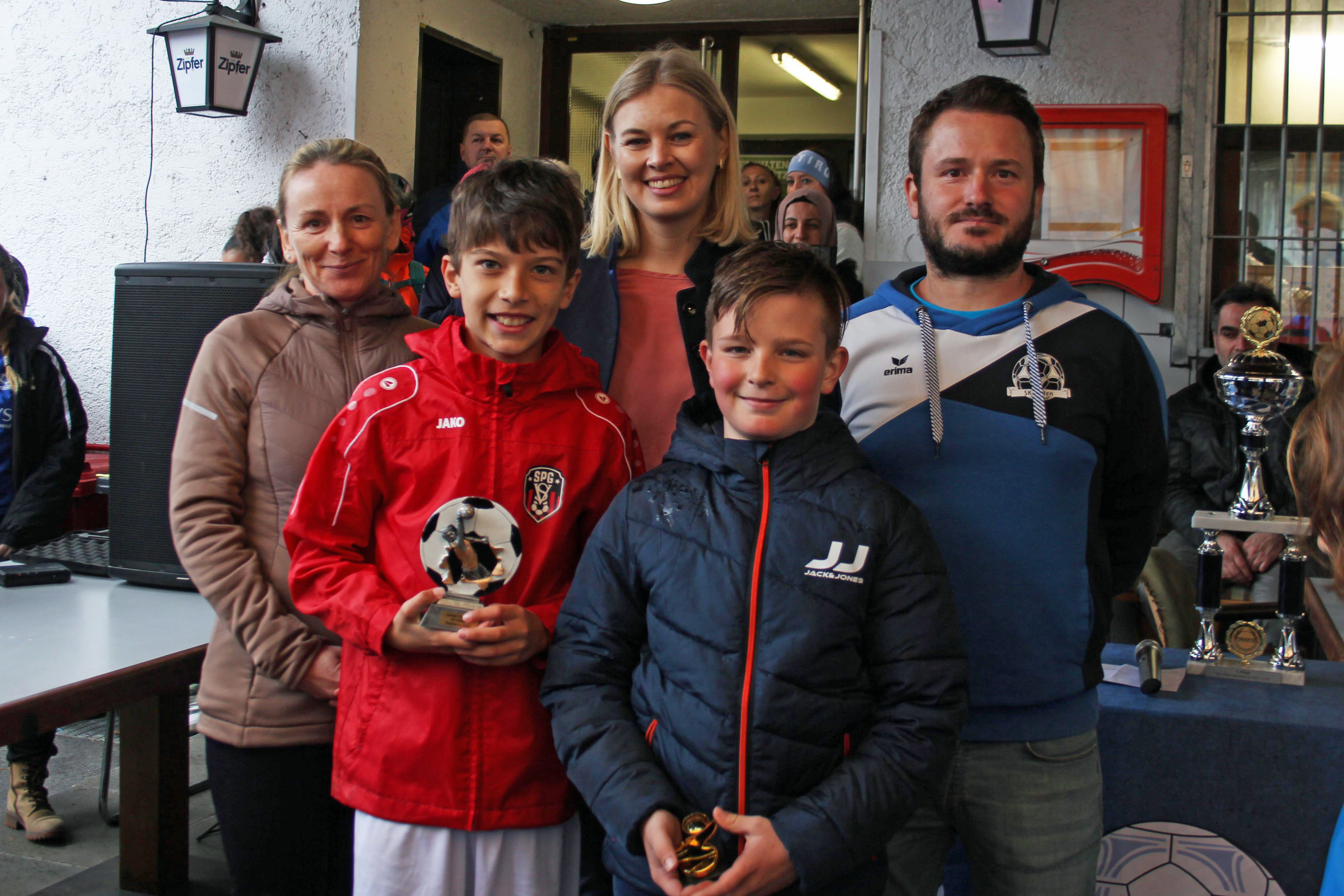 Stadträtin Elisabeth Mayr (3. v. l.), Iris Götsch (l., Tochter des verstorbenen Alt-Obmanns Franz Götsch), Urban Steiner (r., Obmann SK Wilten) sowie zwei junge Fußballer der jeweiligen Siegermannschaften freuten sich über die erfolgreiche Austragung des diesjährigen Besele-Cups.