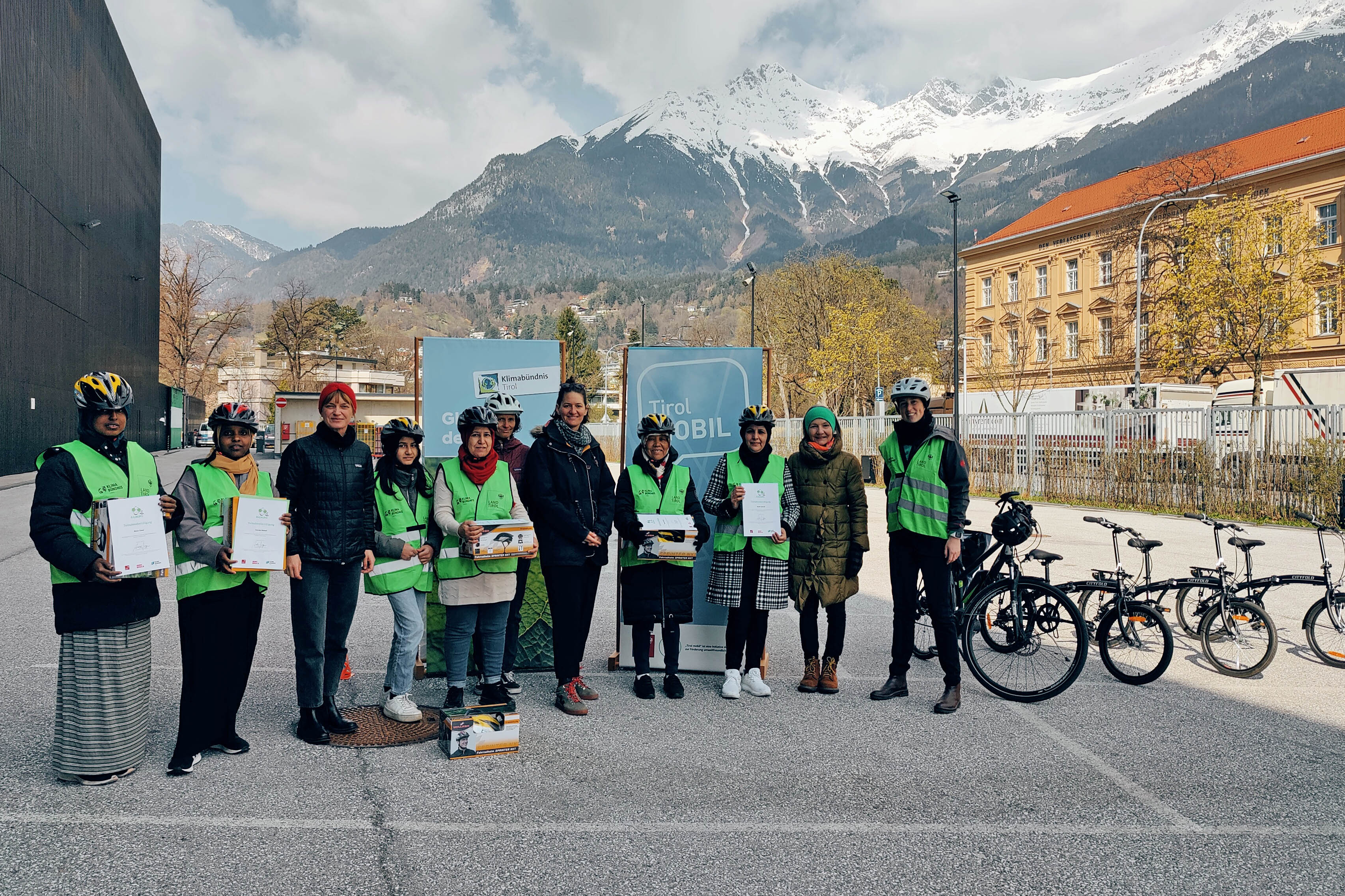 Bei der  Übergabe der Radkurs-Teilnahmezertifikate und Fahrradhelmen vor der Messe Innsbruck: Mobilitätsstadträtin Uschi Schwarzl (2. v. r.), Teresa Kallsperger (Mobilitätsplanung des Landes Tirol; 3. v. l.), Lisa Prazeller (stv. Geschäftsführerin Klimabündnis Tirol; 5. v. r.), Simone Profus (Leitung Radkurse Klimabündnis Tirol; ganz rechts) sowie Radkurs-Trainerin Isabella (6. v. l.) mit den Teilnehmerinnen.