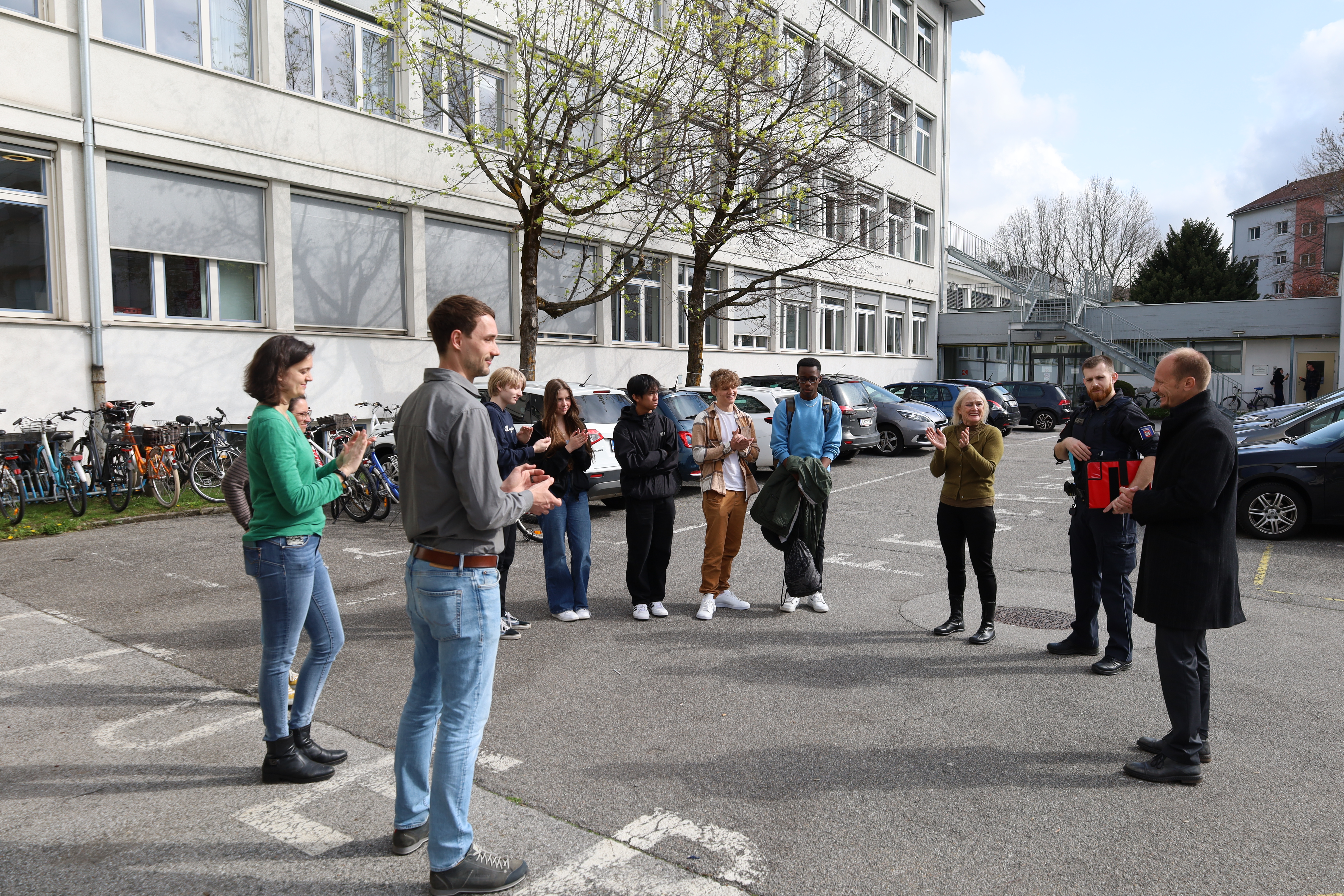 Wenn in einem medizinischen Notfall jede Sekunde zählt, sollte bestenfalls ein Defi nicht weit sein. Im Stadtgebiet gibt es derzeit mehr als 60 Defibrillatoren, die in der Öffentlichkeit gut sichtbar für den Notfall bereitstehen. Einer davon befindet sich ab sofort im Hof des Reithmann-Gymnasiums (Reichenau). Zusätzlich verfügt ein fünfköpfiges SchülerInnenteam über eine spezielle Erste-Hilfe-Ausbildung für Notfälle in der Schule. Bei der Übergabe des Gerätes am 17. April: Direktorin Maria Seiwald (2. v.l.), Vizebürgermeister Johannes Anzengruber (3. v.l.), Christian Schlögl (MÜG, 1. v.r.) und die LehrerInnen bzw. AusbildnerInnen (v.l.) Christina Volderauer, Julia Nagy und Christoph Moser - gemeinsam für eine herzsichere Stadt.