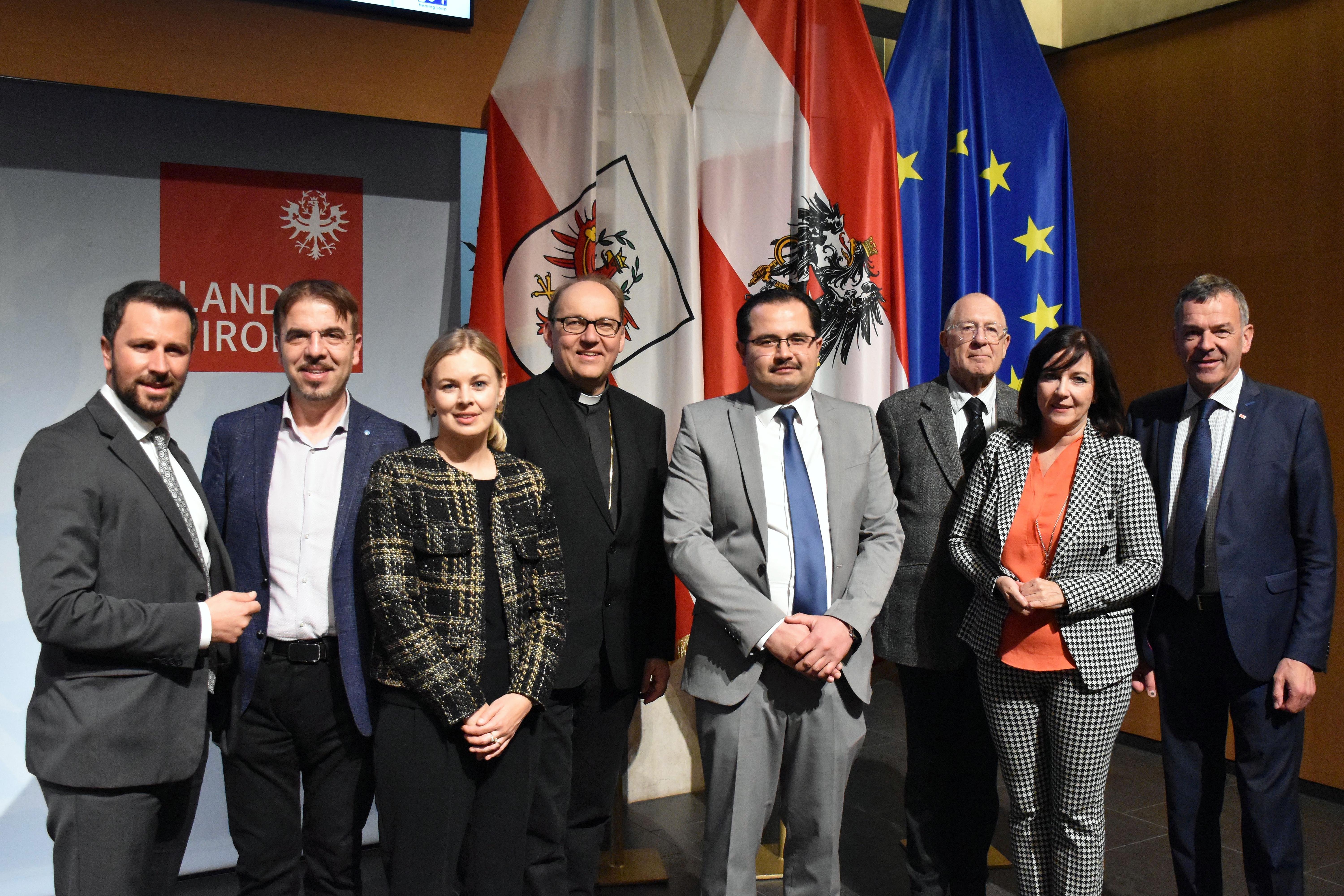Am 20. April endet der Fastenmonat Ramadan, der eine der fünf Säulen des religiösen Lebens aller Menschen muslimischen Glaubens darstellt. Traditionell lud das Land Tirol dazu gemeinsam mit der Stadt Innsbruck zum gemeinsamen Fastenbrechen – dem Iftar-Essen – in das Innsbrucker Landhaus. „Wir alle gemeinsam machen die Stadt zu dem was sie ist. Es ist an uns, ob sie bunt, freundlich und offen ist oder kahl, kalt und abweisend. Jede und jeder von uns hat die Möglichkeit die Hand auszustrecken, einander anzulächeln, zum Gespräch einzuladen oder ein solches Angebot anzunehmen, indem wir uns an einen Tisch setzen“, so Bürgermeister Georg Willi.
Gruppenfoto mit (v.l.) LH-Stv. Dornauer, Univ.-Prof. Sejdini, Stadträtin Mayr, Bischof Glettler, Vorstand der Islamischen Religionsgemeinde Yildirim, Präsident der Israelitischen Kultusgemeinde Lieder, LAbg. Obermüller und Bürgermeister Willi.