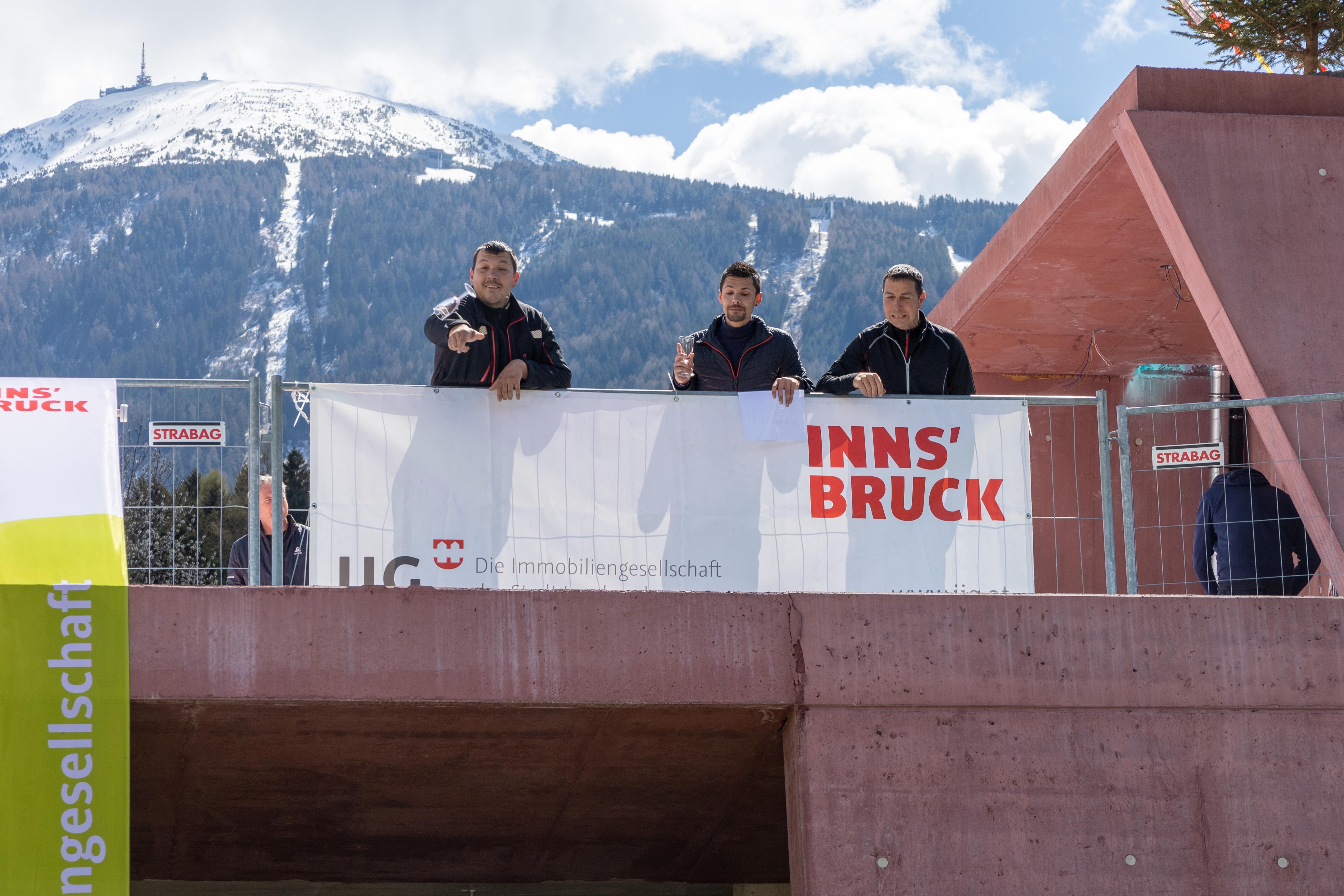 Am Ende des Richtspruches wurde obligatorisch das Glas vom Dach geworfen.