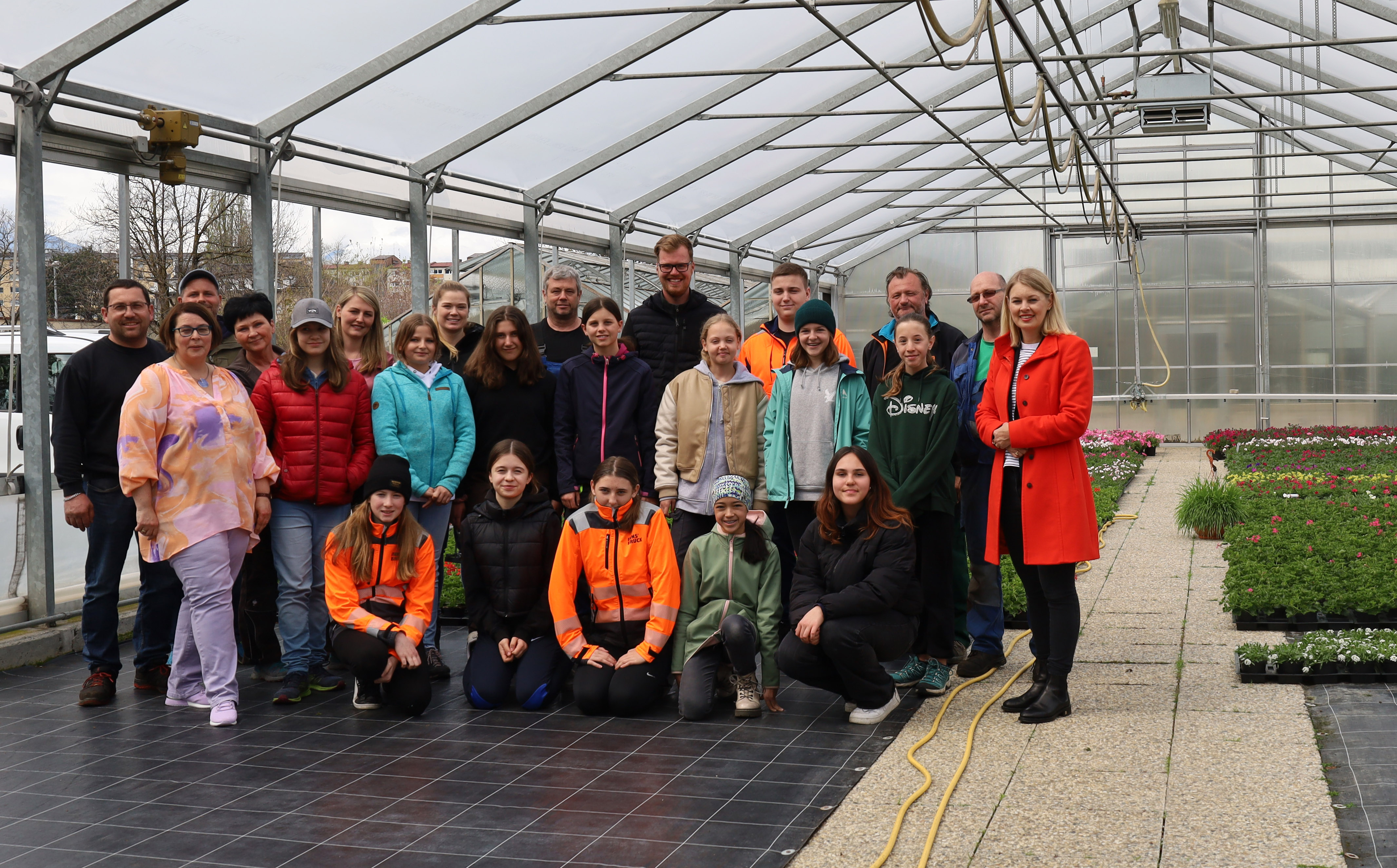 Zwölf Mädchen interessierten sich am „Girls‘ Day 2023“ für die städtischen Lehrberufe Garten-/Grünflächengestalterin, Landmaschinentechnikerin, Erwerbsgärtnerin, Straßenerhaltungsfachfrau und Vermessungstechnikerin. Im Bild mit Stadträtin Elisabeth Mayr (1.v.r.), Lehrlingsbeauftragte Sabine Floßmann (1.v.l.) und den Ausbilderinnen der zuständigen Dienststellen.