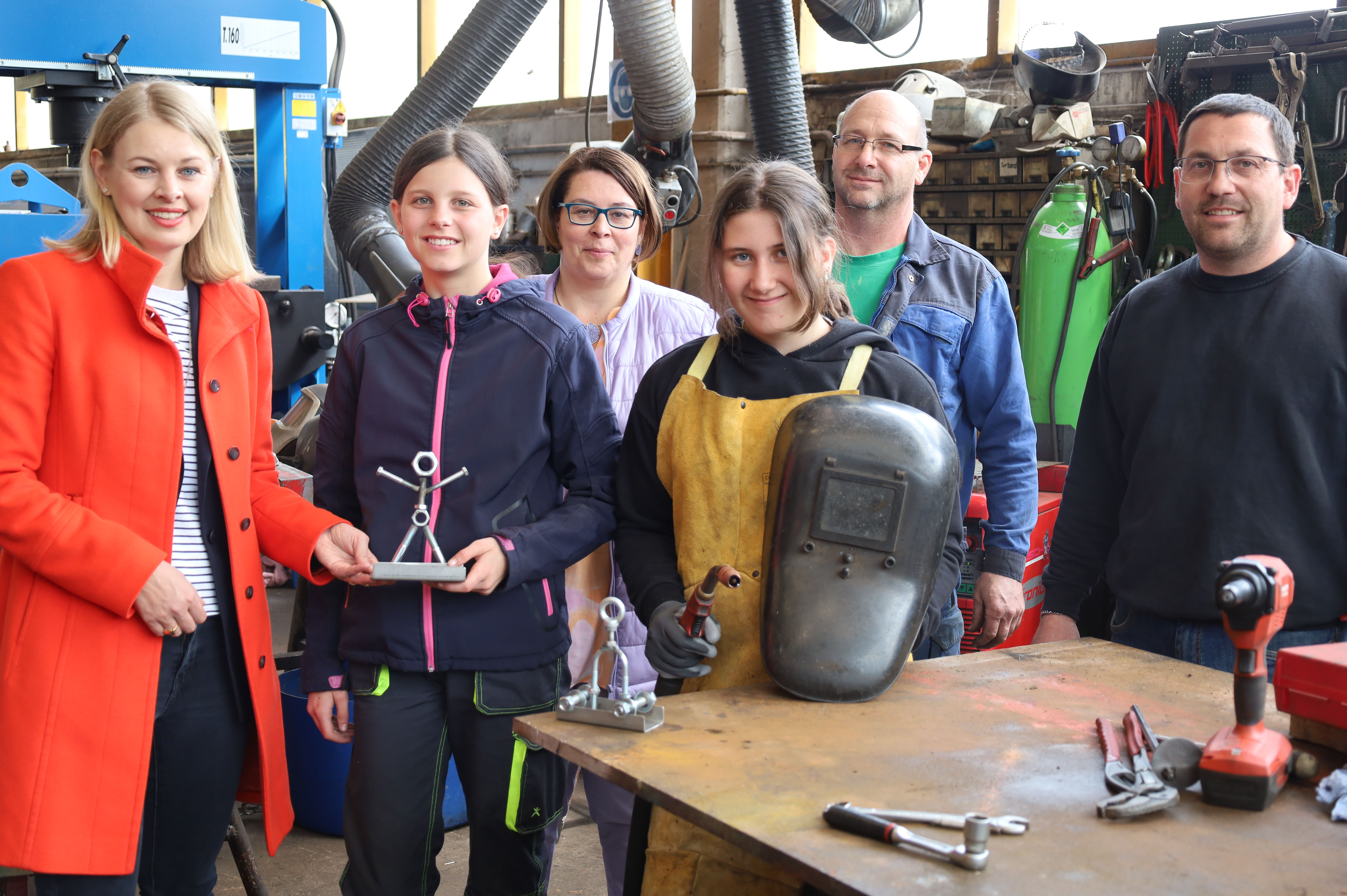 Magdalena und Stephanie interessierten sich am Girls' Day 2023 für den Lehrberuf der Landmaschinentechnikerin.