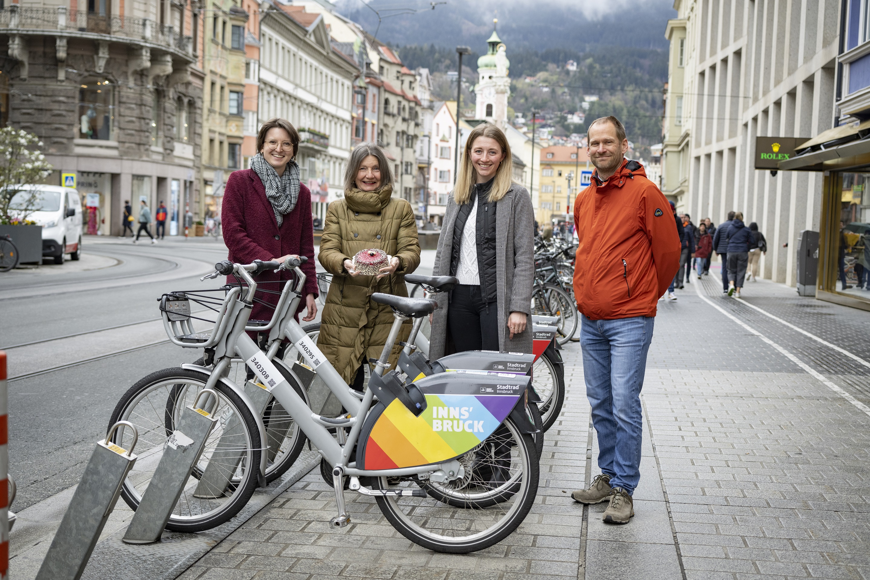 Gemeinderätin Theresa Ringler, Mobilitätsstadträtin Uschi Schwarzl und Isabella Pöll und Thomas Hillebrand (beide IVB) freuen sich über die Erfolgsgeschichte des Stadtrads.