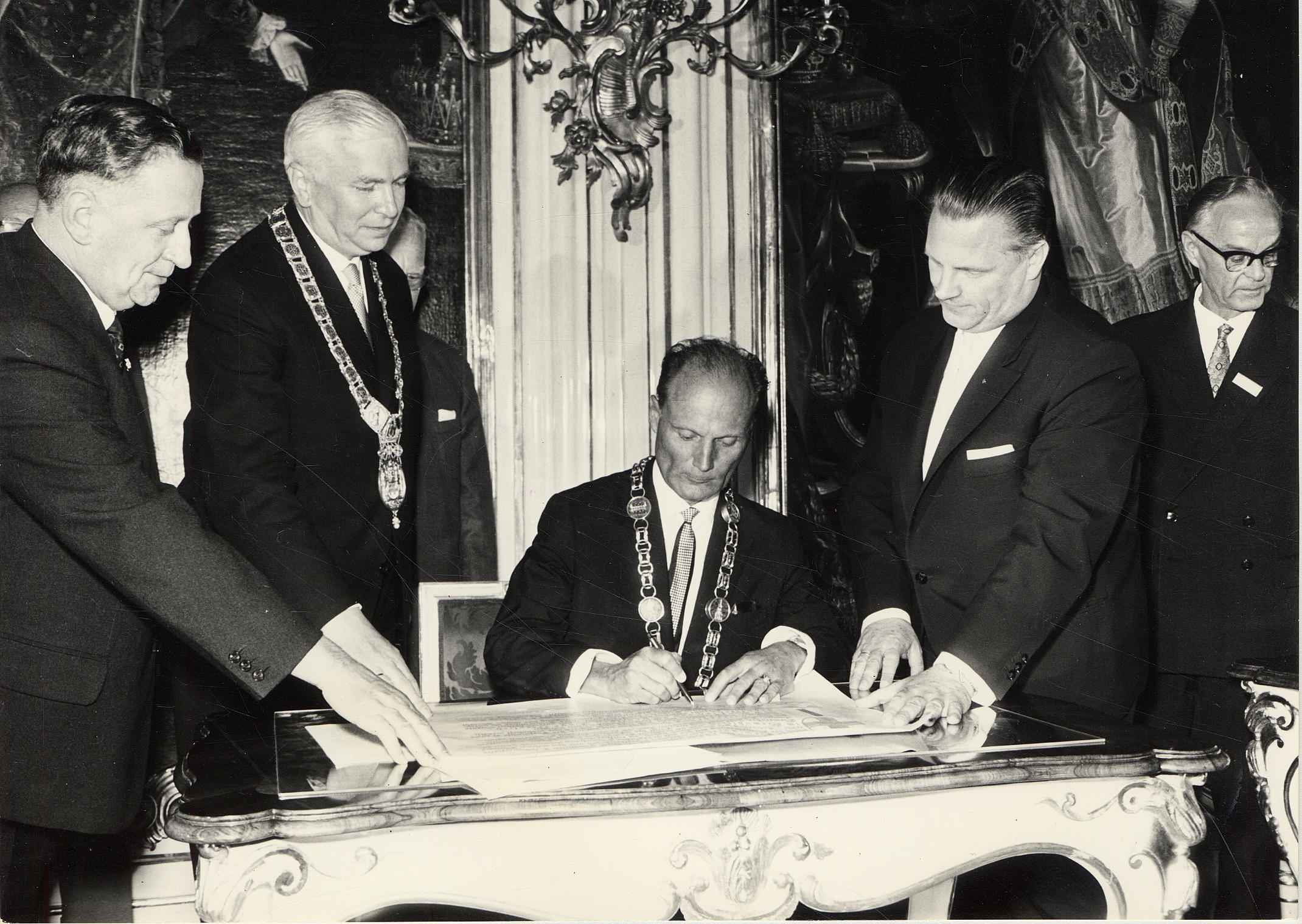 Oberbürgermeister Eugen Keidel (M.) unterzeichnete 1963 mit Bürgermeister Alois Lugger (2.v.l.) die Partnerschaftsurkunde im Rahmen der Partnerschaftsfeier in Innsbruck.