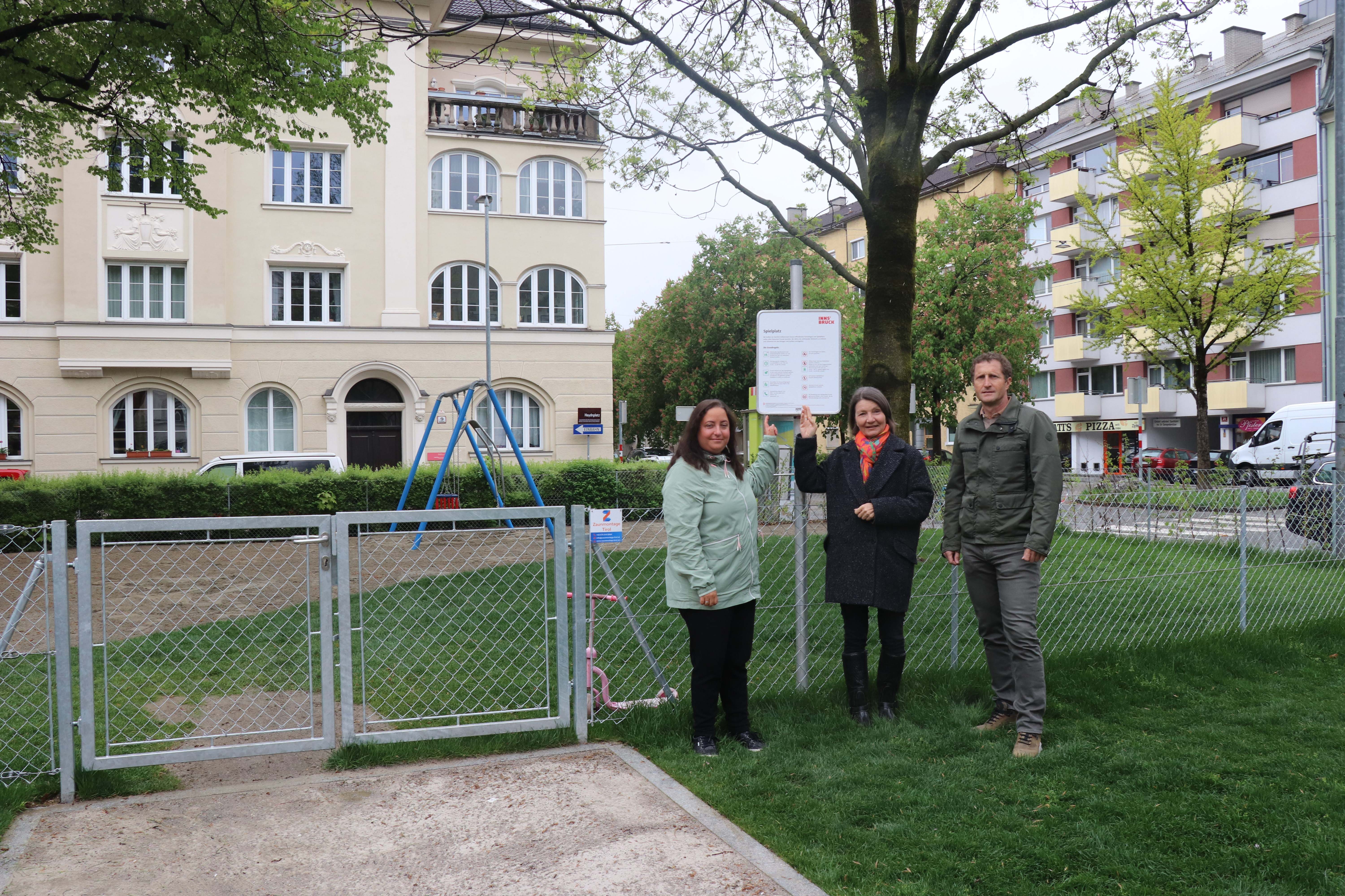 Für ein gutes Miteinander von Hunden und Kindern am Spielplatz: Stadträtin Uschi Schwarzl (Mitte), Gemeinderätin Birgit Winkel und Amtsvorstand Thomas Klingler (Grünanlagen) weisen auf die geltende Leinen- und Maulkorbpflicht auf Spielplätzen hin – hier am neu gestalteten Spielplatz Haydnplatz.