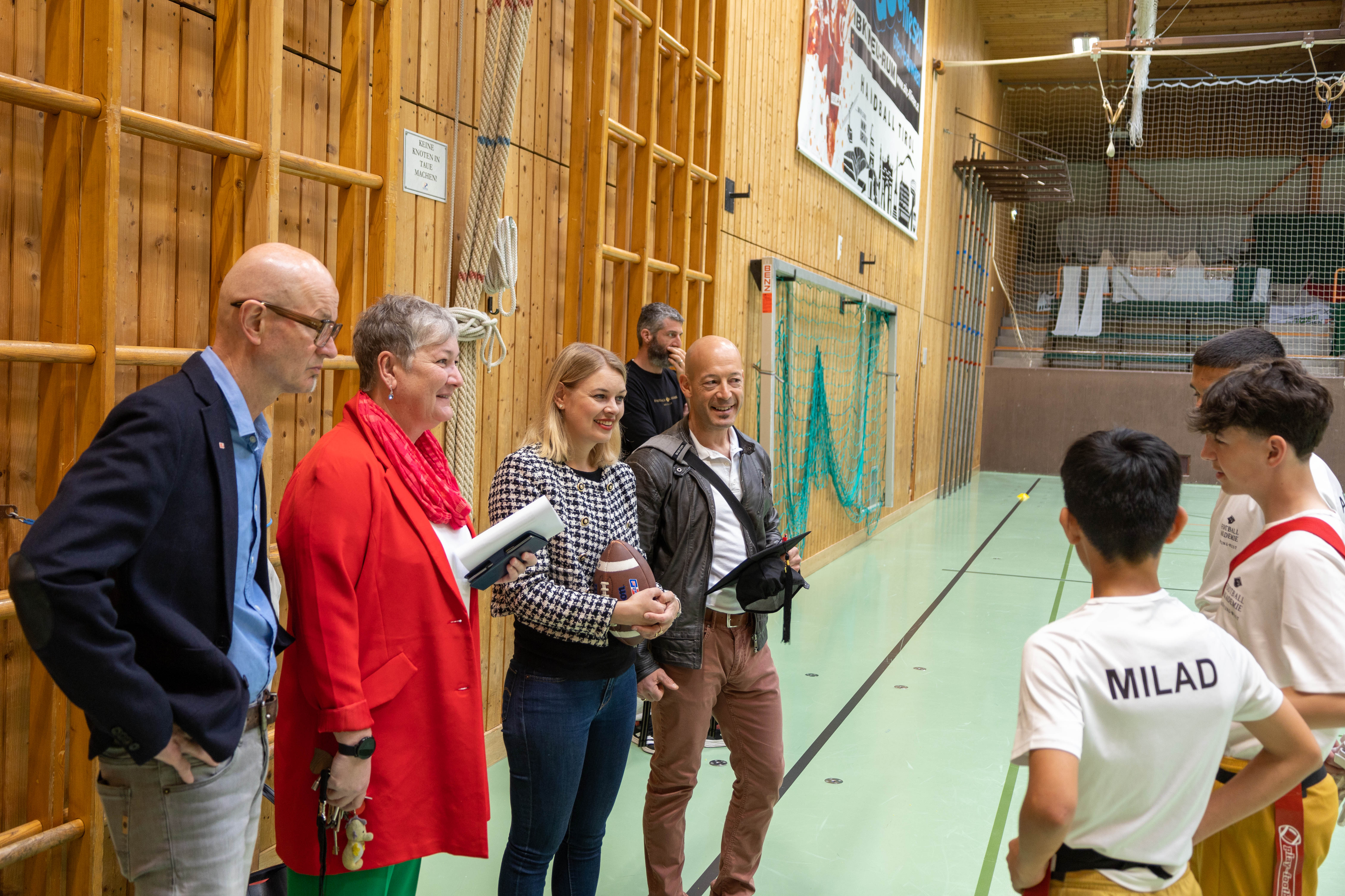 Drei Schüler der Football-Klasse erklärten Stadträtin Mayr und Schulamtsleiter Leithmayer ihren Trainingsablauf und die unterschiedlichen Spielkombinationen im Flag Football.