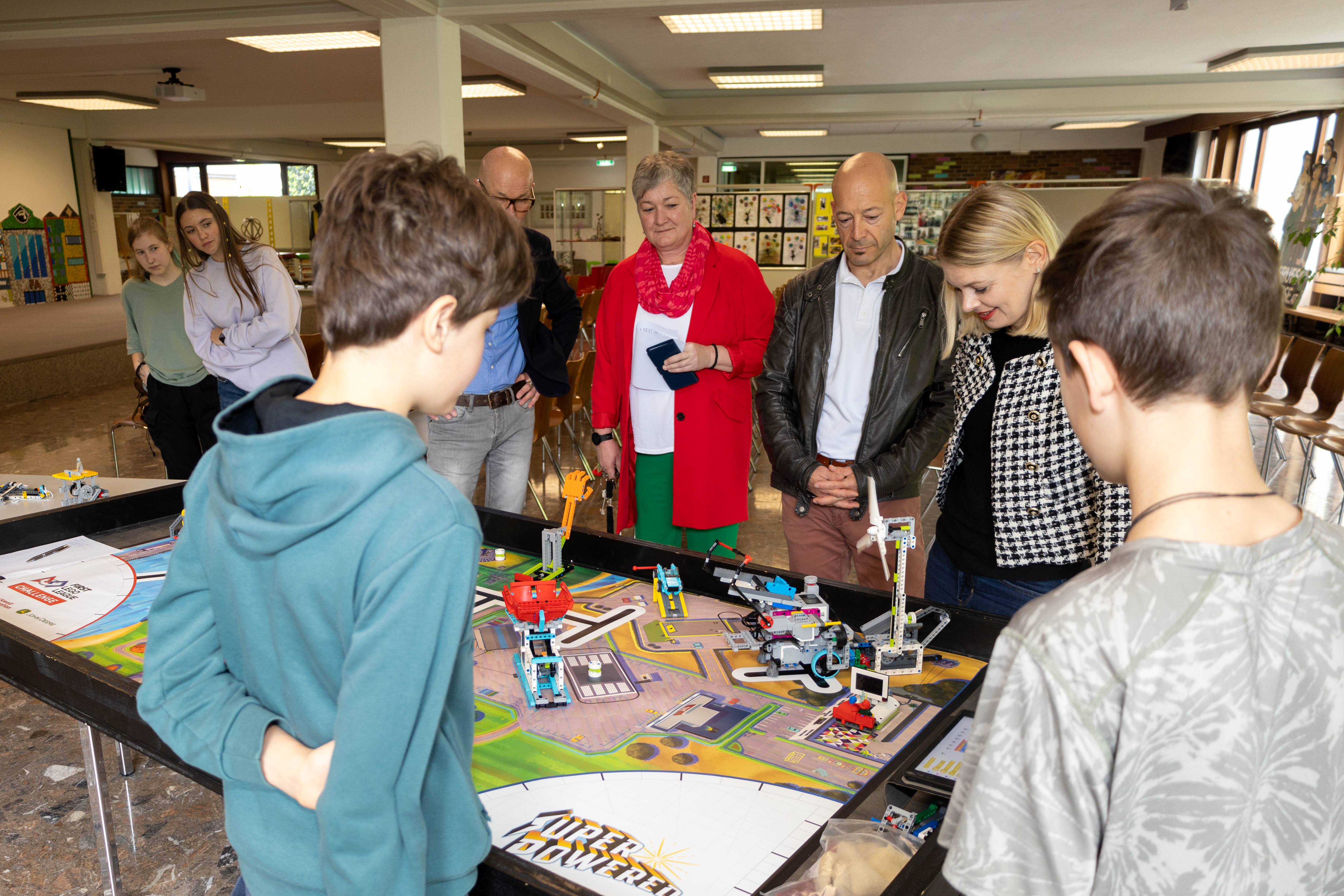 Zwei Schüler präsentieren ihr Projekt im Rahmen der First Lego League.
