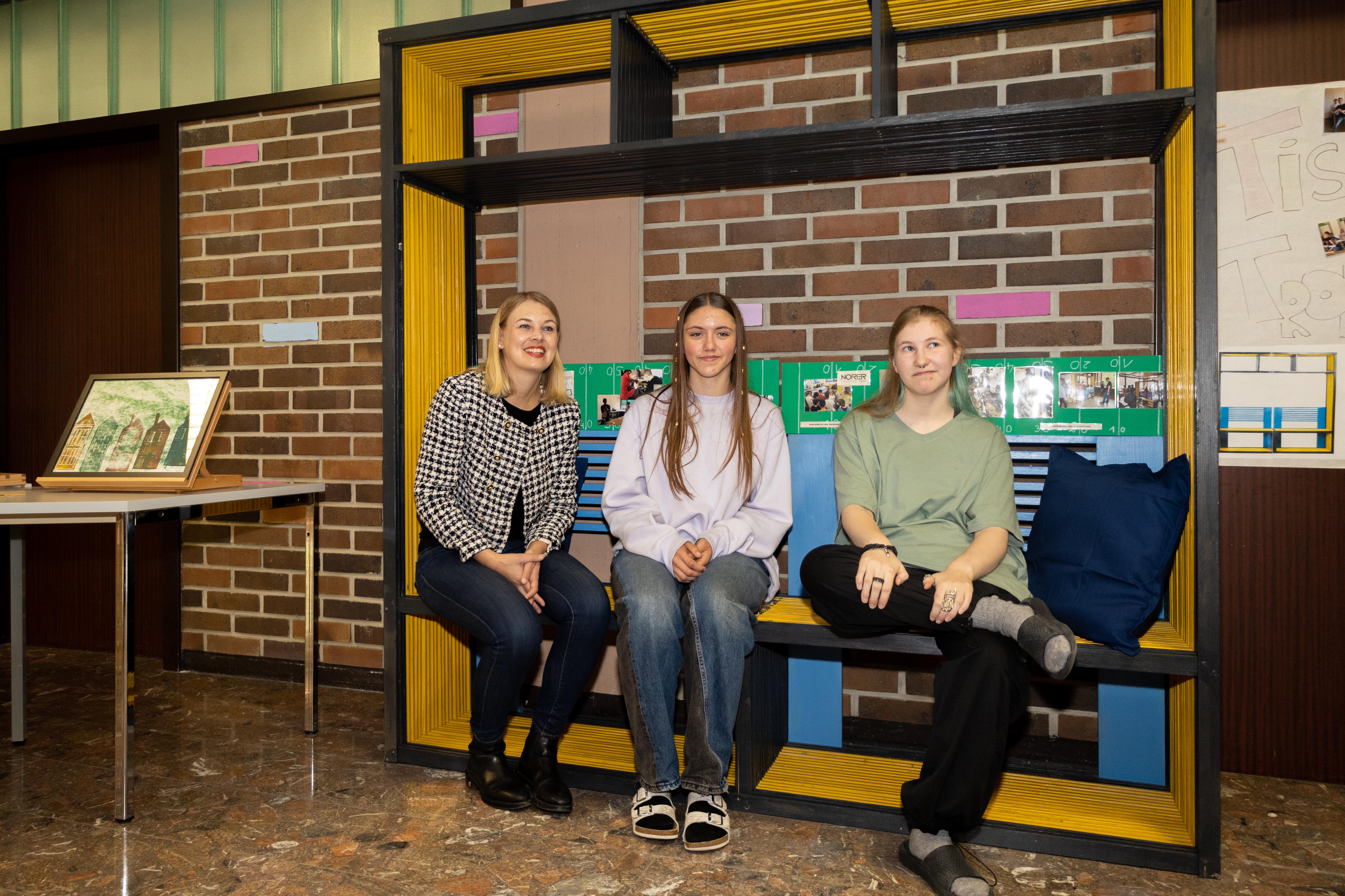 Auch eine Umkleidesitzbank aus Holz wurde errichtet.