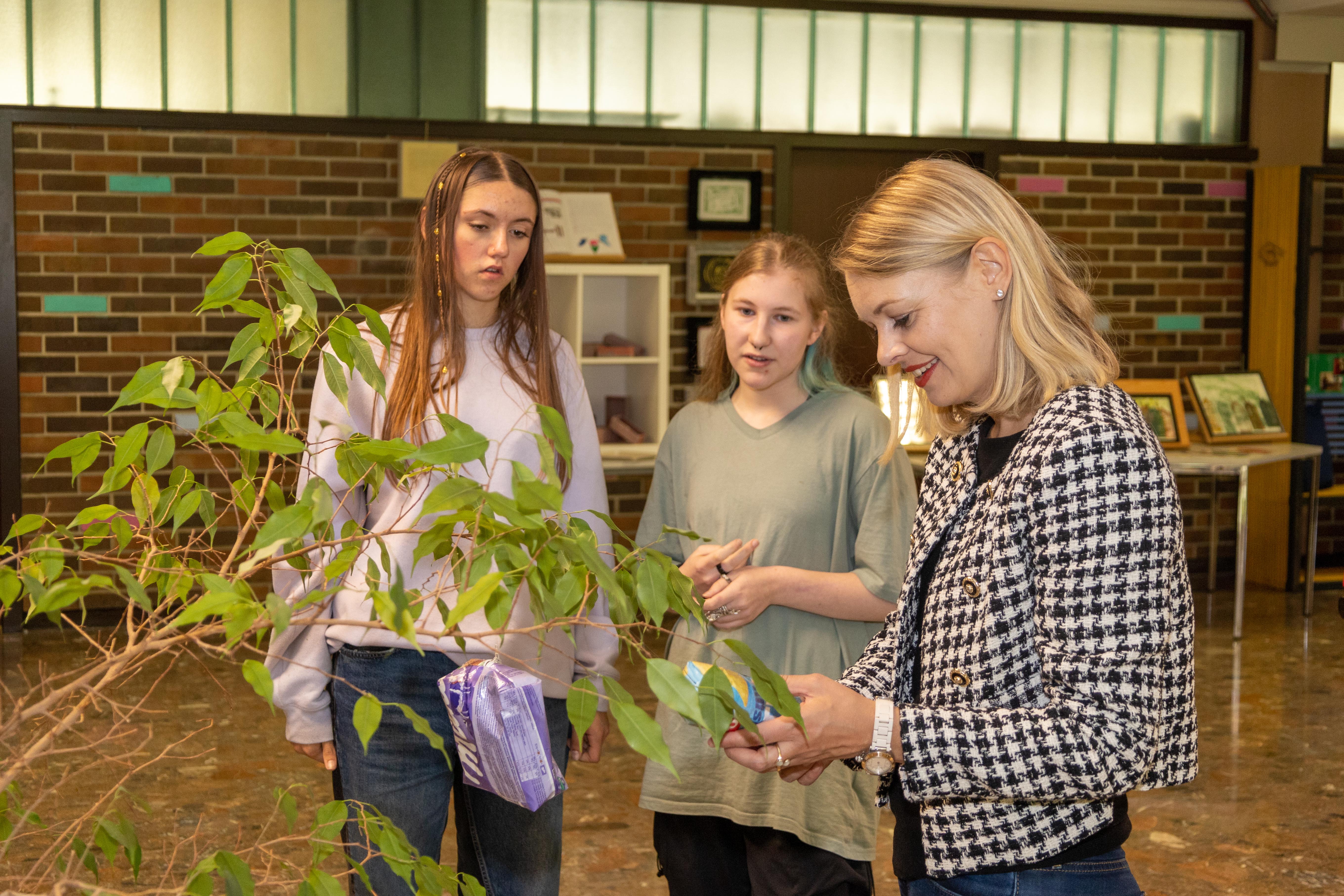 Upcycling steht hoch im Kurs. Wie hier aus alten Verpackungen entworfene Beutel.