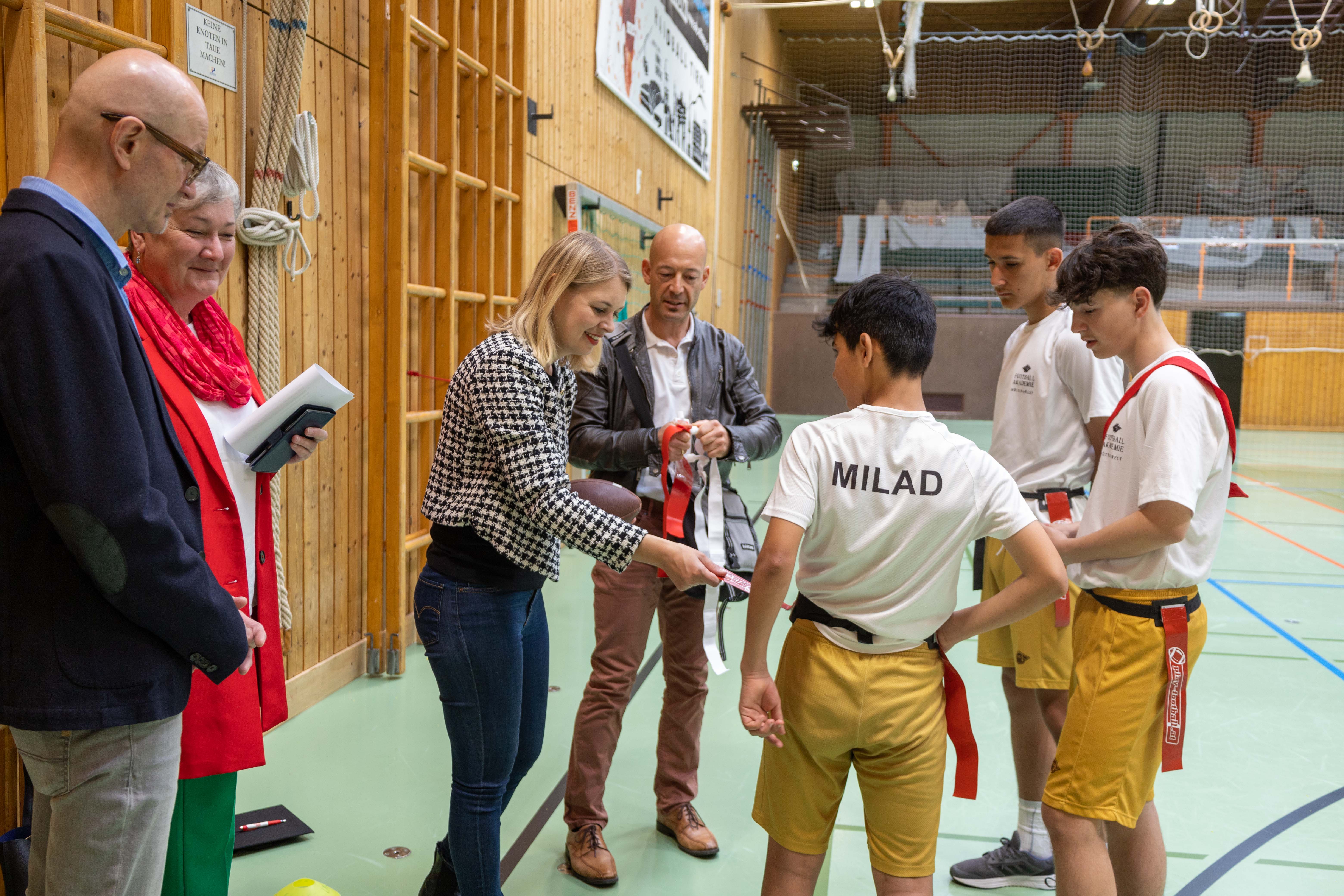Kurzer Testversuch: Beim Flag Football wird das Tackle durch das Ziehen der Flag ersetzt.