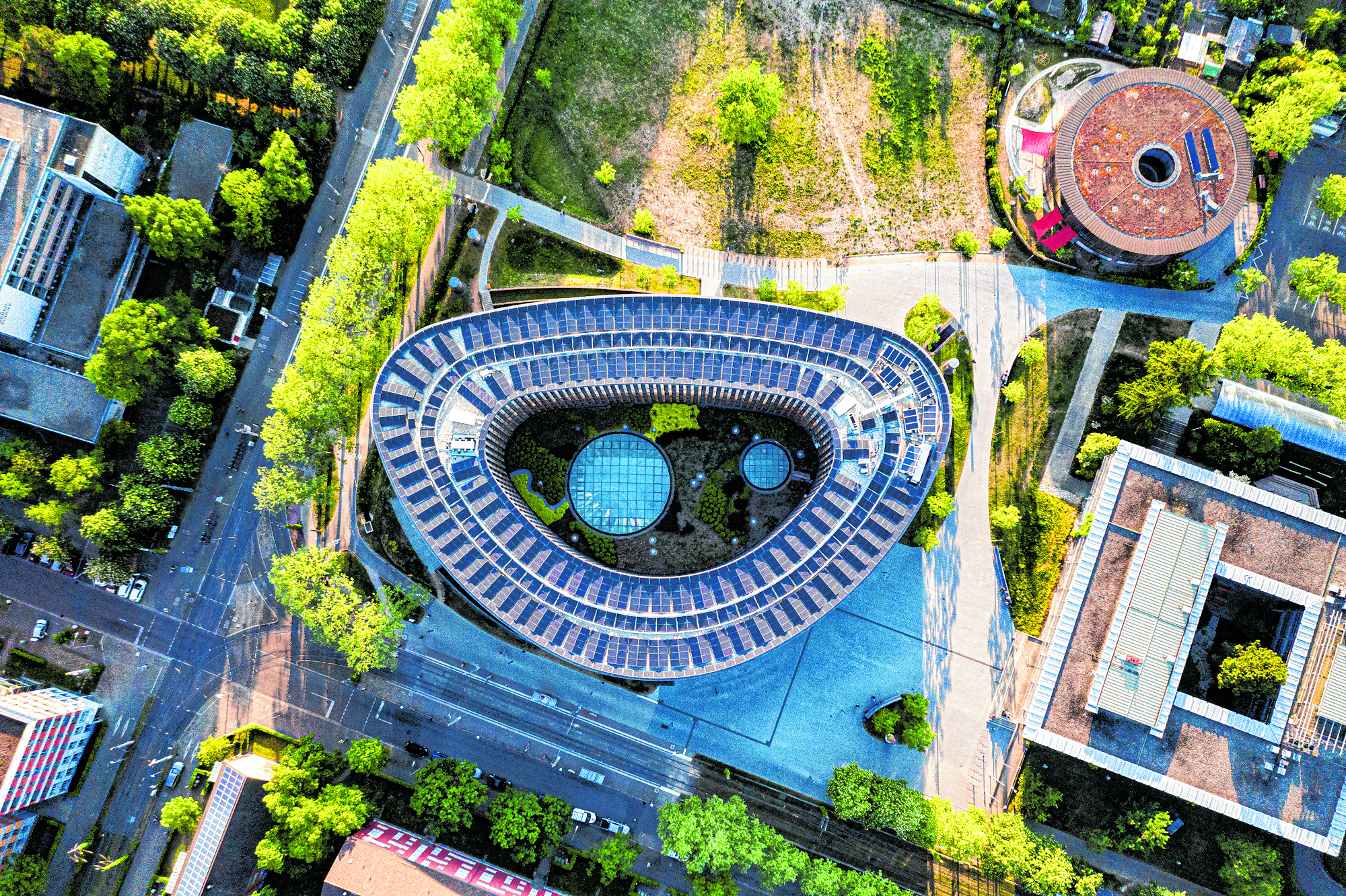 Das Partnerschaftsnetzwerk Freiburgs umspannt die drei Kontinente Europa, Asien, Nord- und Mittelamerika, vierzehn Stunden Zeitunterschied, Entfernungen von 160 bis zu über 9.000 Kilometer Luftlinie und Städte mit knapp 70.000 bis zu  fast zwei Millionen Wohnbevölkerung.