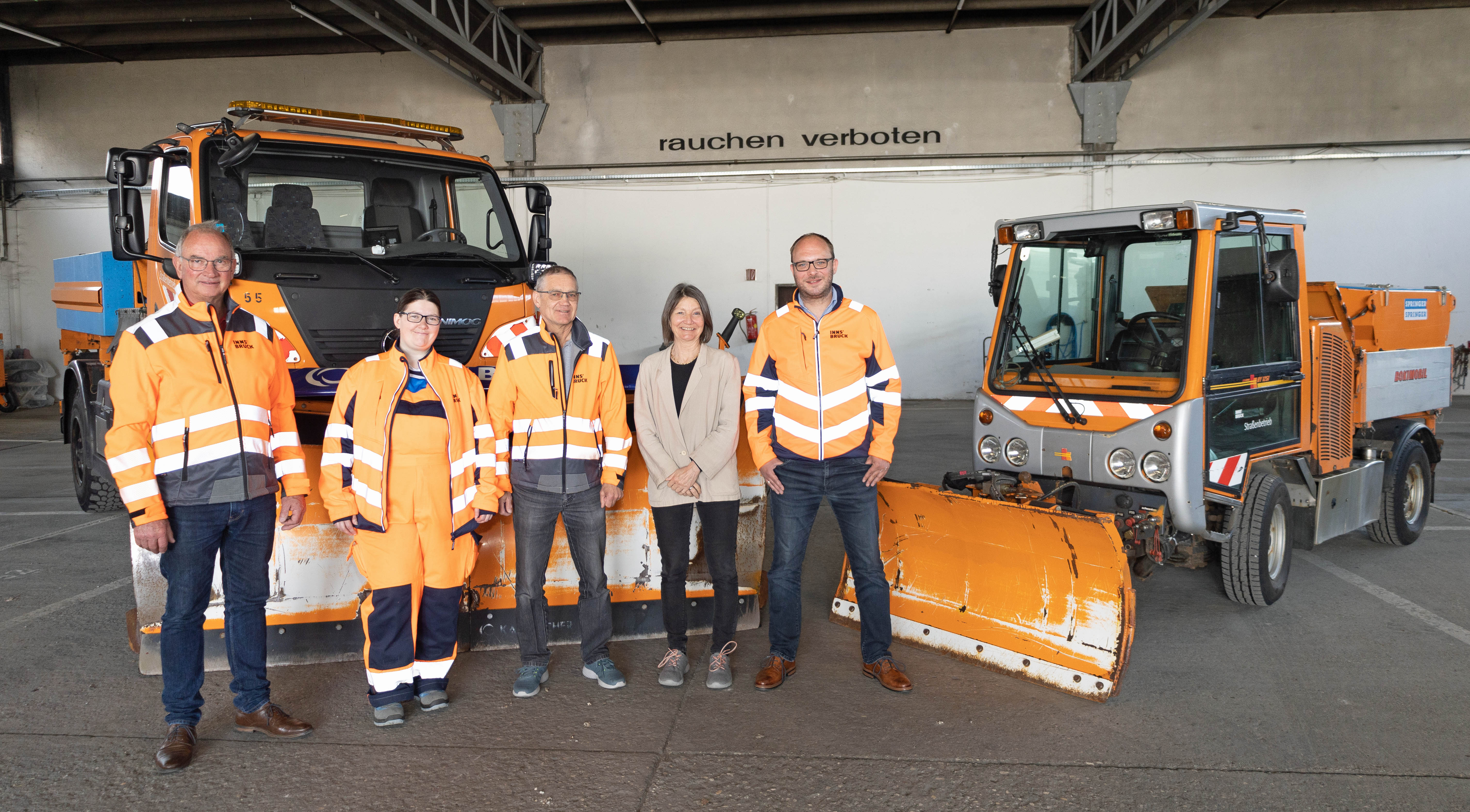 BU: Stadträtin Uschi Schwarzl (2.v.r) und Amtsleiter Peter Hölzl (l.) freuen sich mit den MitarbeiterInnen des Innsbrucker Straßenbetriebs über ein erfolgreiches Jahr.