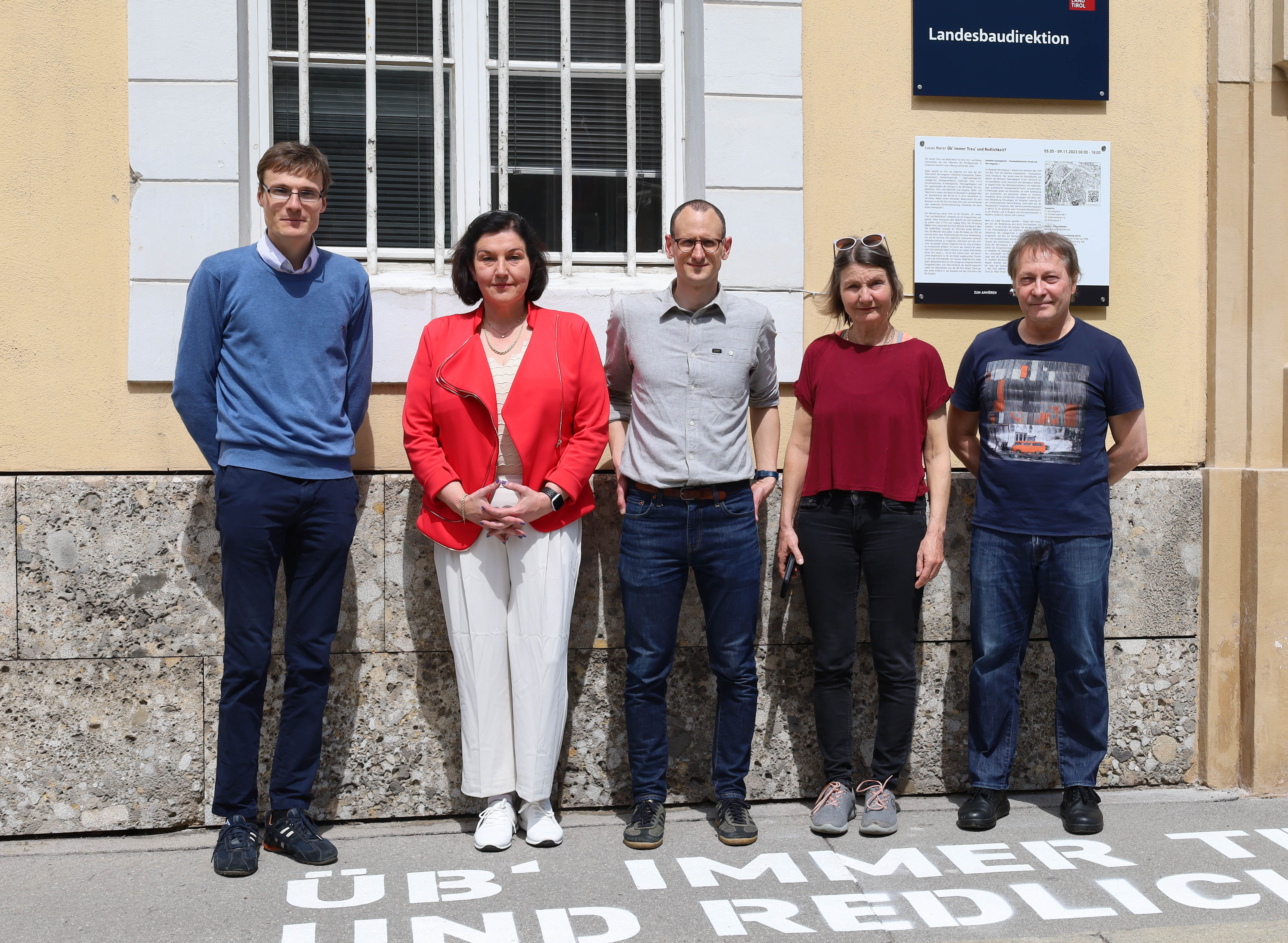 An vier verschiedenen Innsbrucker Schauplätzen wird bis 9. November der historische Umgang mit diesen Orten und ihrer Geschichte hinterfragt: Künstler Lucas Norer (Mitte) mit (v.l.) Matthias Egger (Stadtarchiv), GRin Irene Heisz, Kulturstadträtin Uschi Schwarzl und Jurymitglied Horst Schreiber.